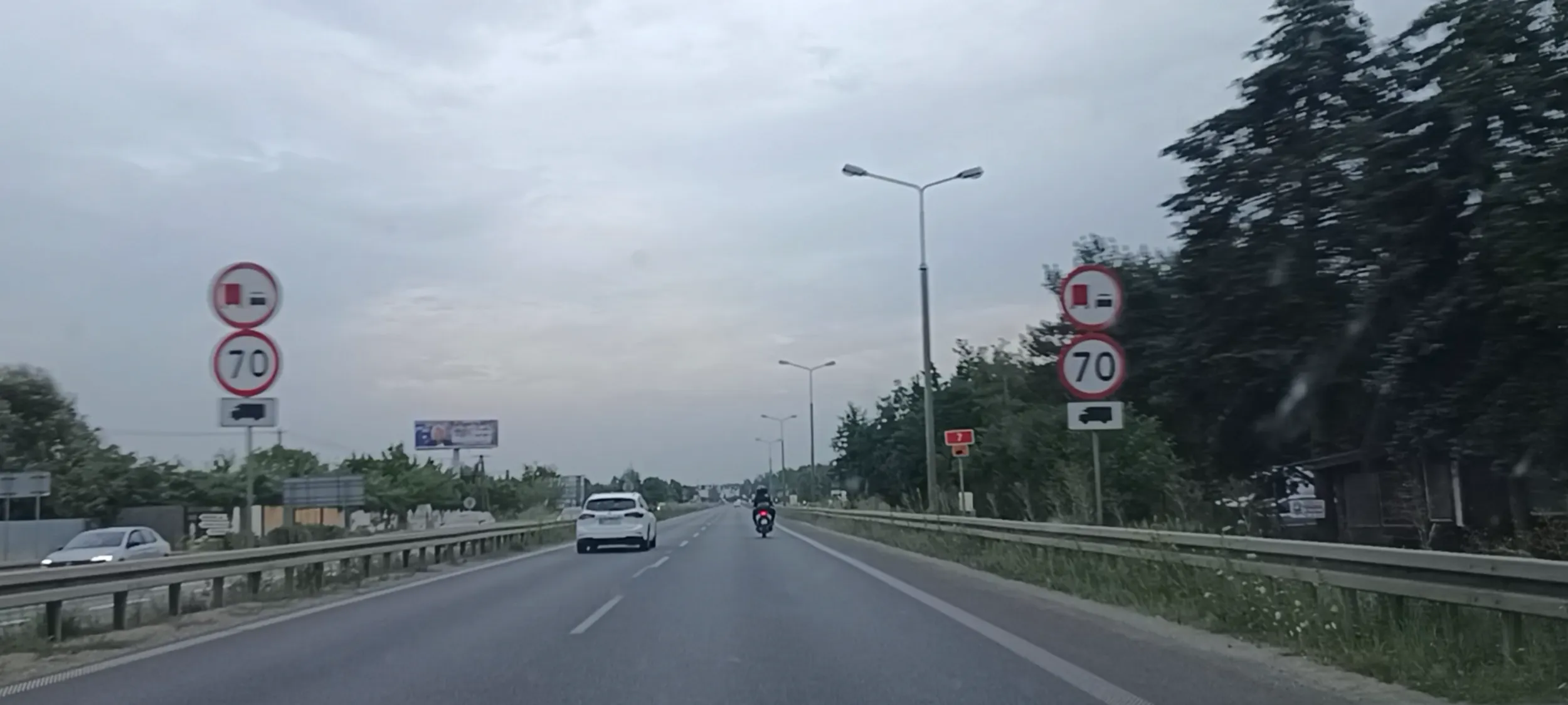 Bandyta drogowy wyprzedzał mnie na przejściu dla pieszych i zapie...alał 110 kmh w miejscu ograniczenia prędkości do 70 kmh.