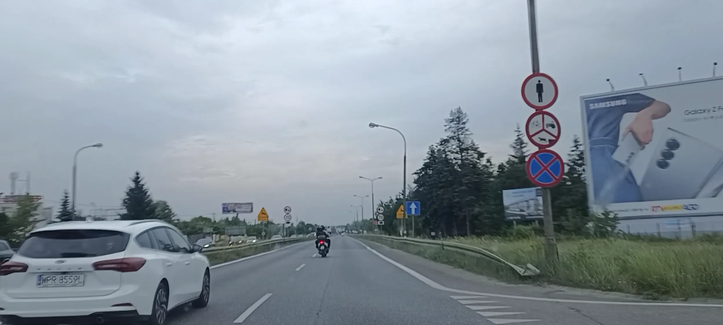 Bandyta drogowy wyprzedzał mnie na przejściu dla pieszych i zapie...alał 110 kmh w miejscu ograniczenia prędkości do 70 kmh.