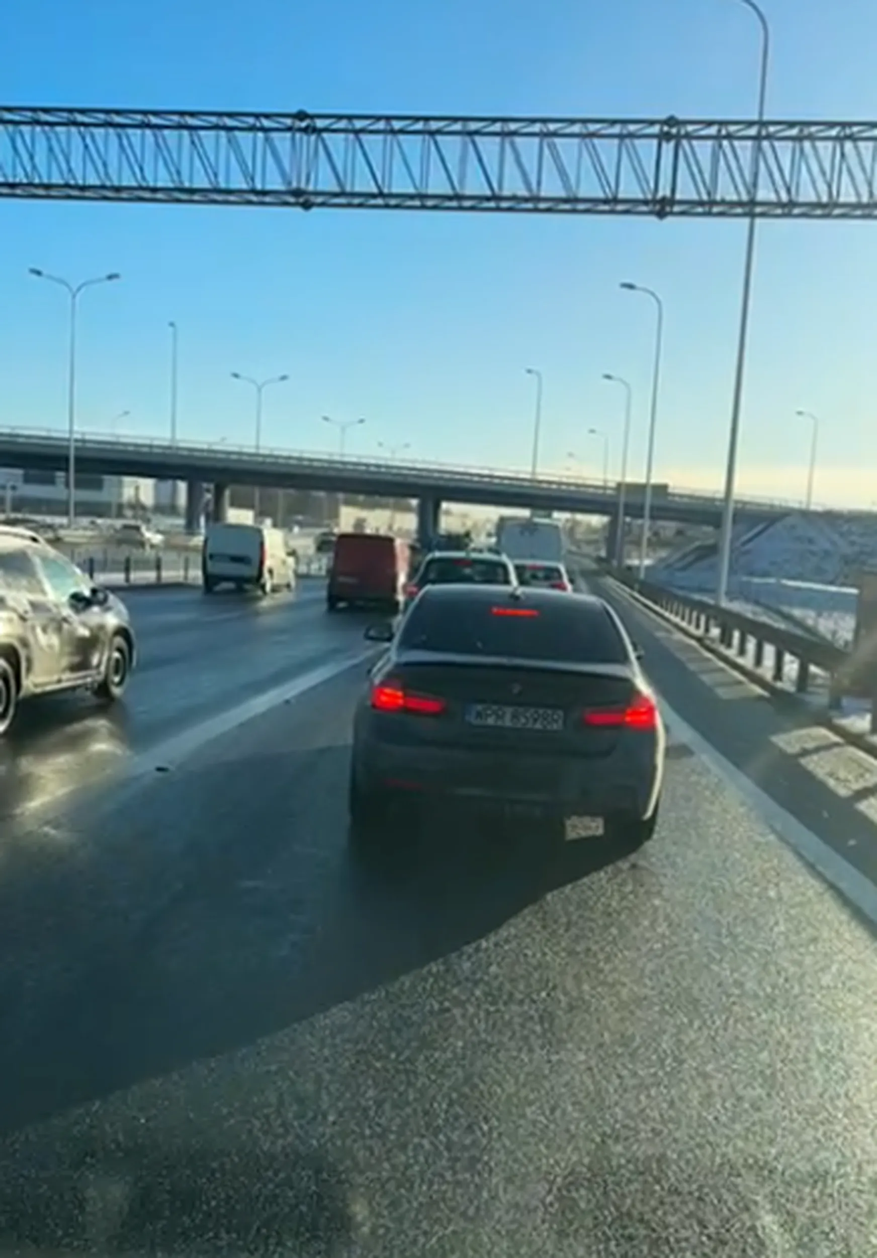 Kierowca wpycha się na pas gdzie nie ma miejsca