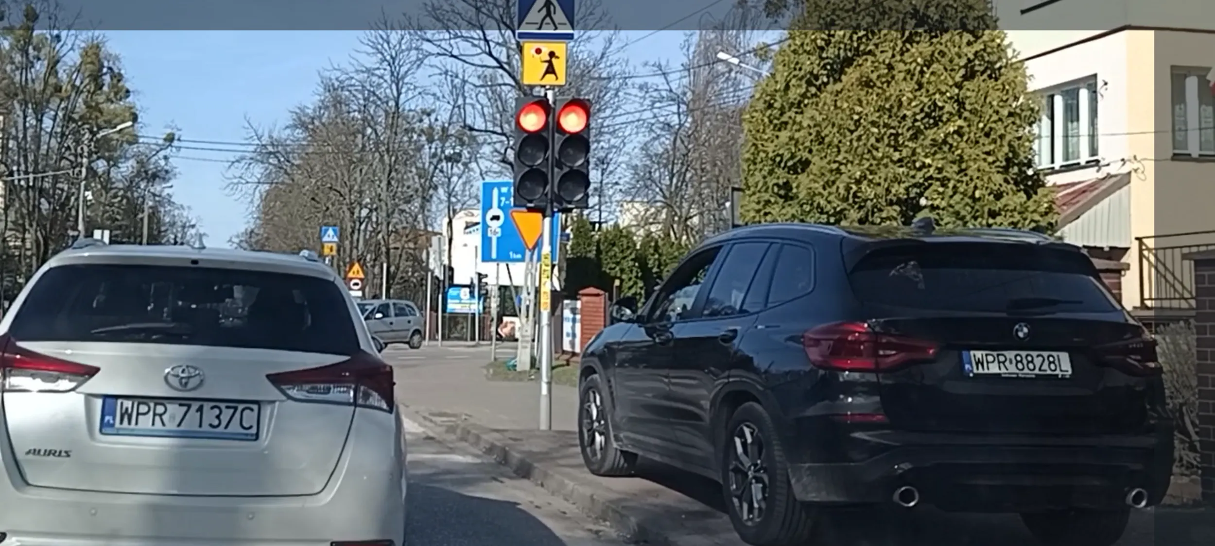 Cham z czarnego be em we po wypadku lub  po powodzi parkuje na chodniku i nie zostawiając miejsca na przejście dla pieszych 1.5m na chodniku.