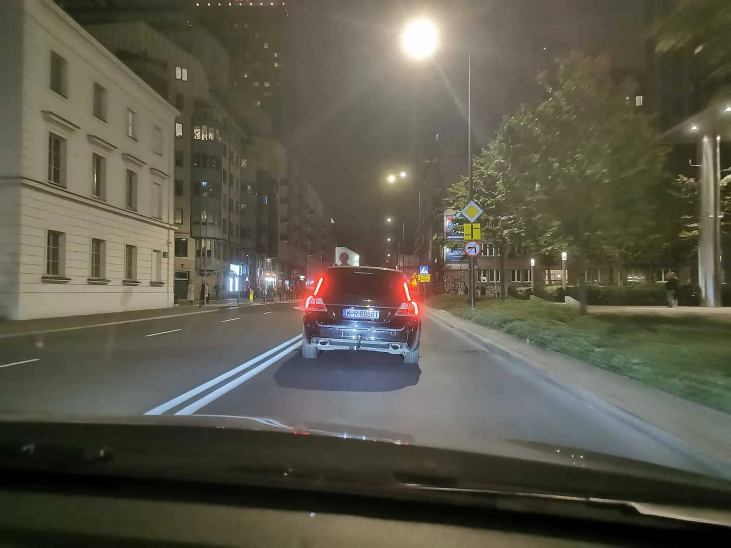 Na wąskiej, ruchliwej i pełnej przejść na pieszych ul. Żelaznej w Warszawie wyprzedza pod prąd. W ostatniej chwili zauważyłem go na przeciwnym pasie. Inaczej mogliśmy się zderzyć. Potencjalny Majtczak albo Żak.