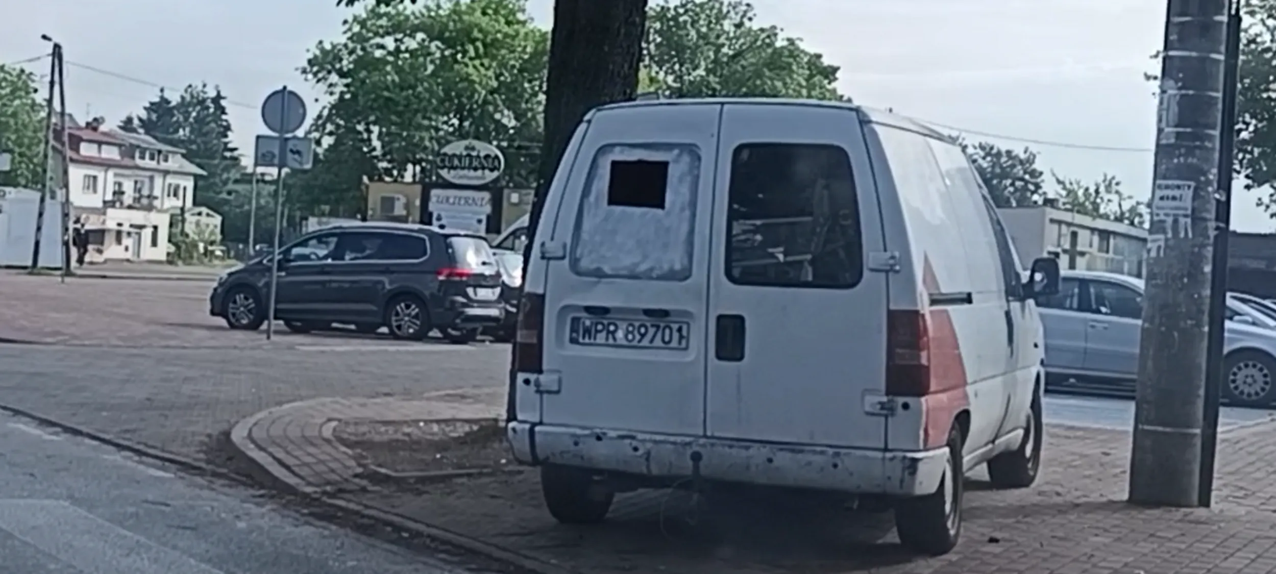 Ameba parkingowa stoi na po przejściu dla pieszych