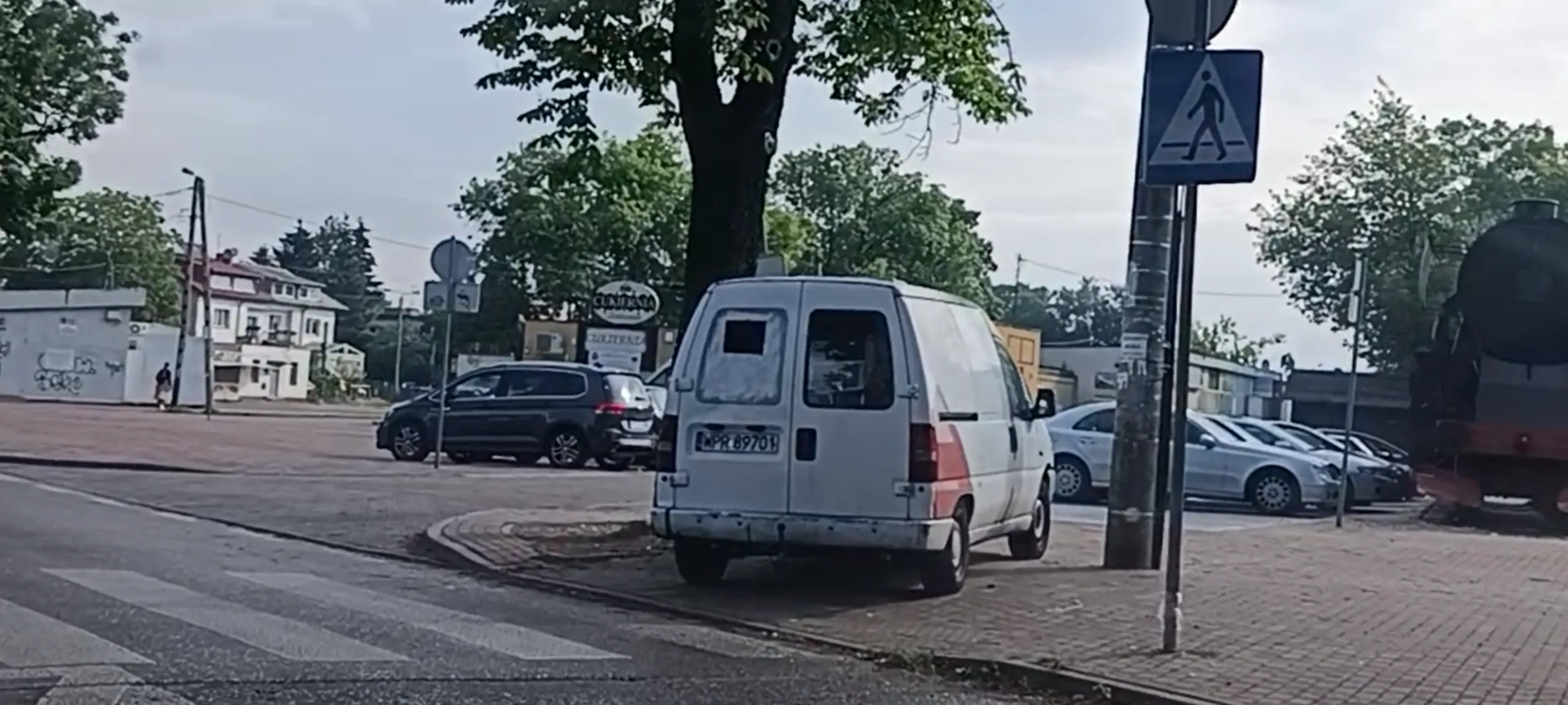 Ameba parkingowa stoi na po przejściu dla pieszych