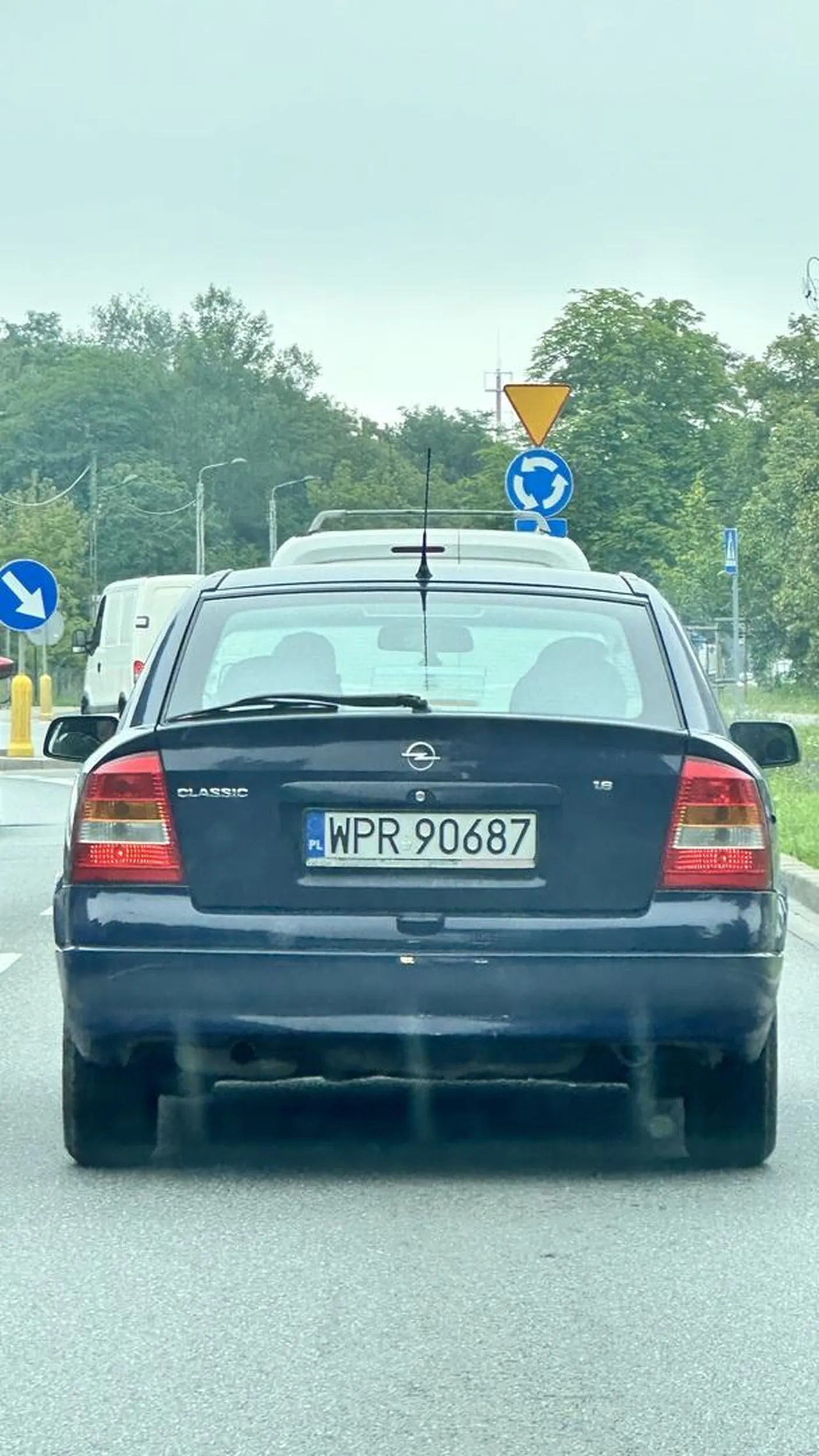 Gość nie potrafi jeździć. Cham na drodze