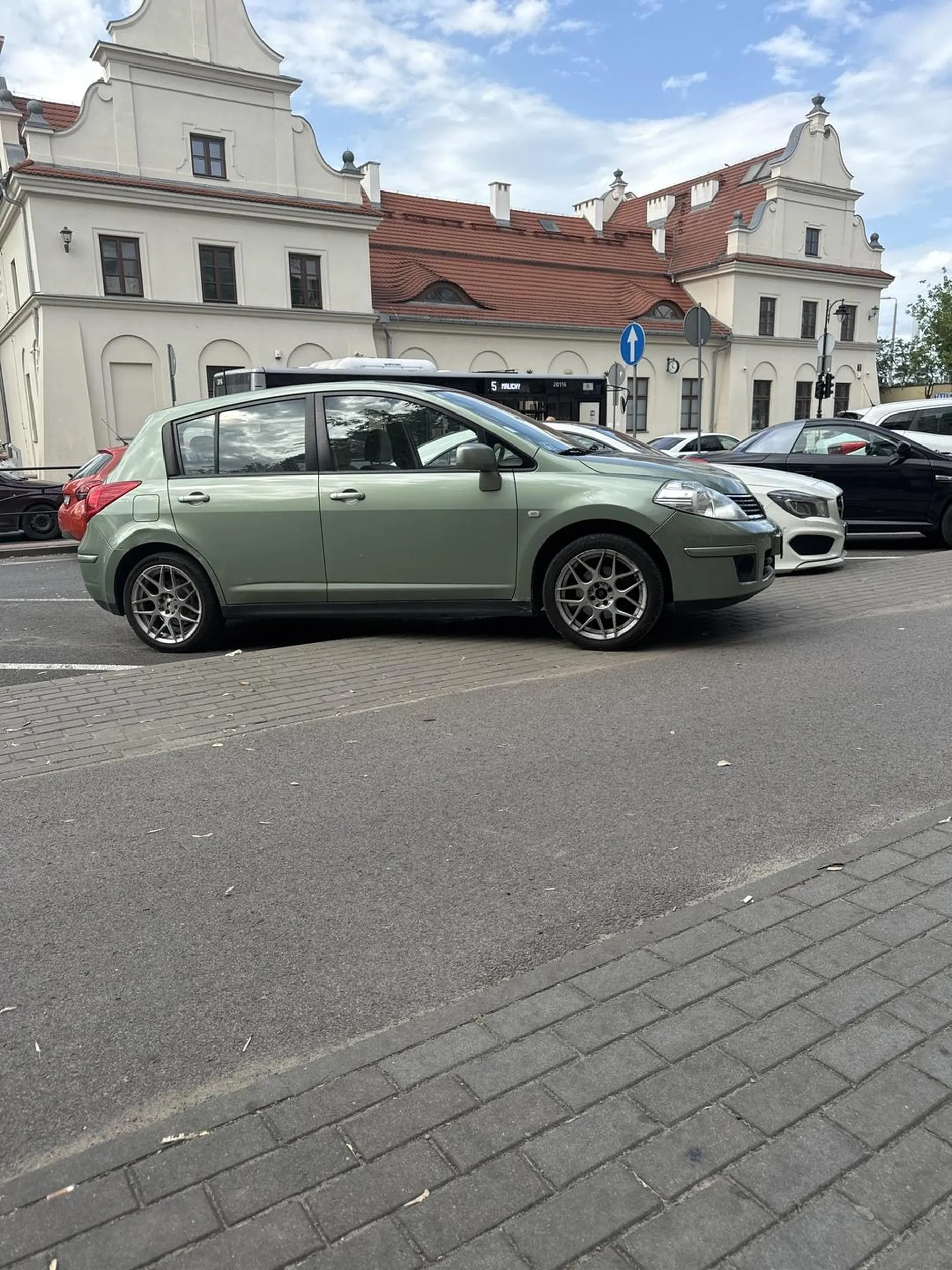 Jakiś czek parkuje na całym krawężniku