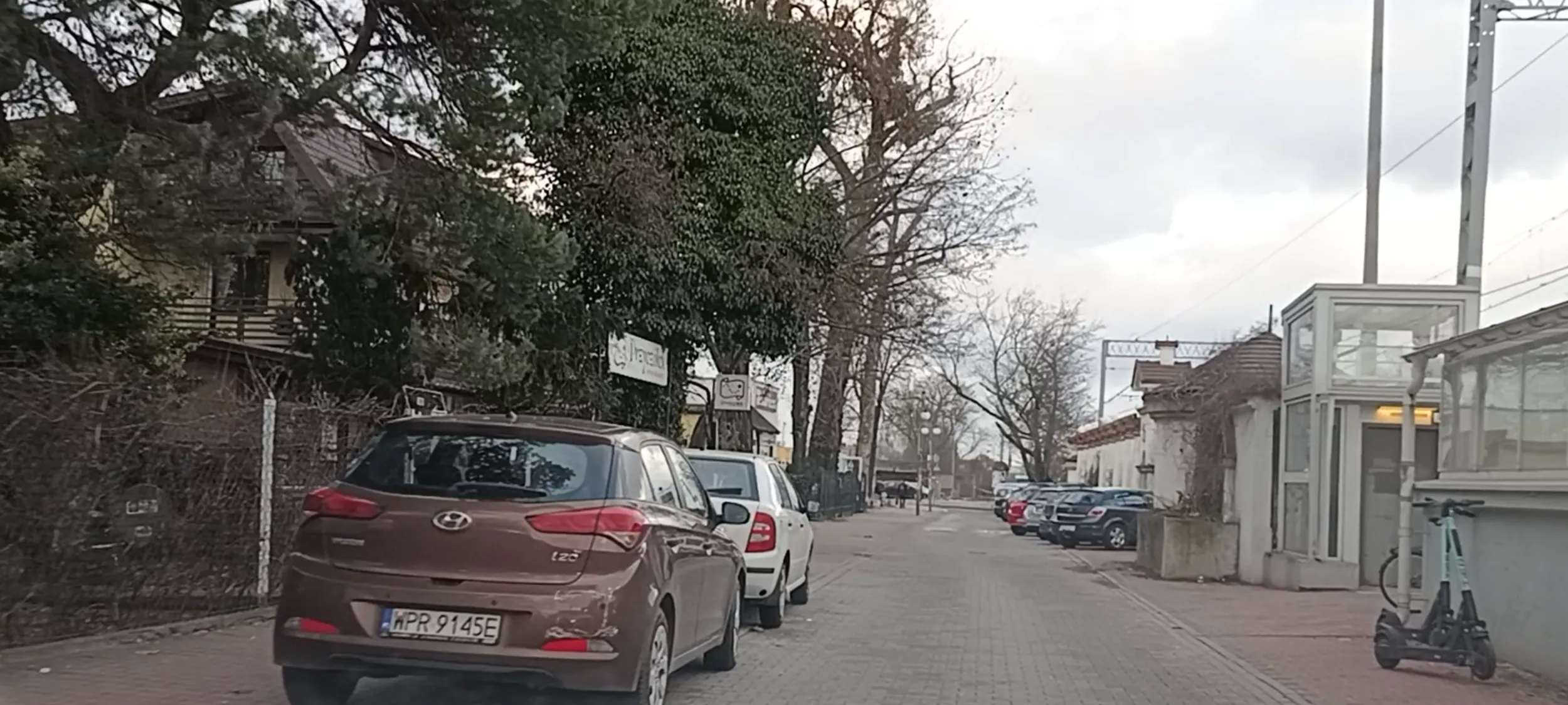 Parkuje na chodniku na ulicy gdzie jest zakaz zatrzymywania się i postoju B-36