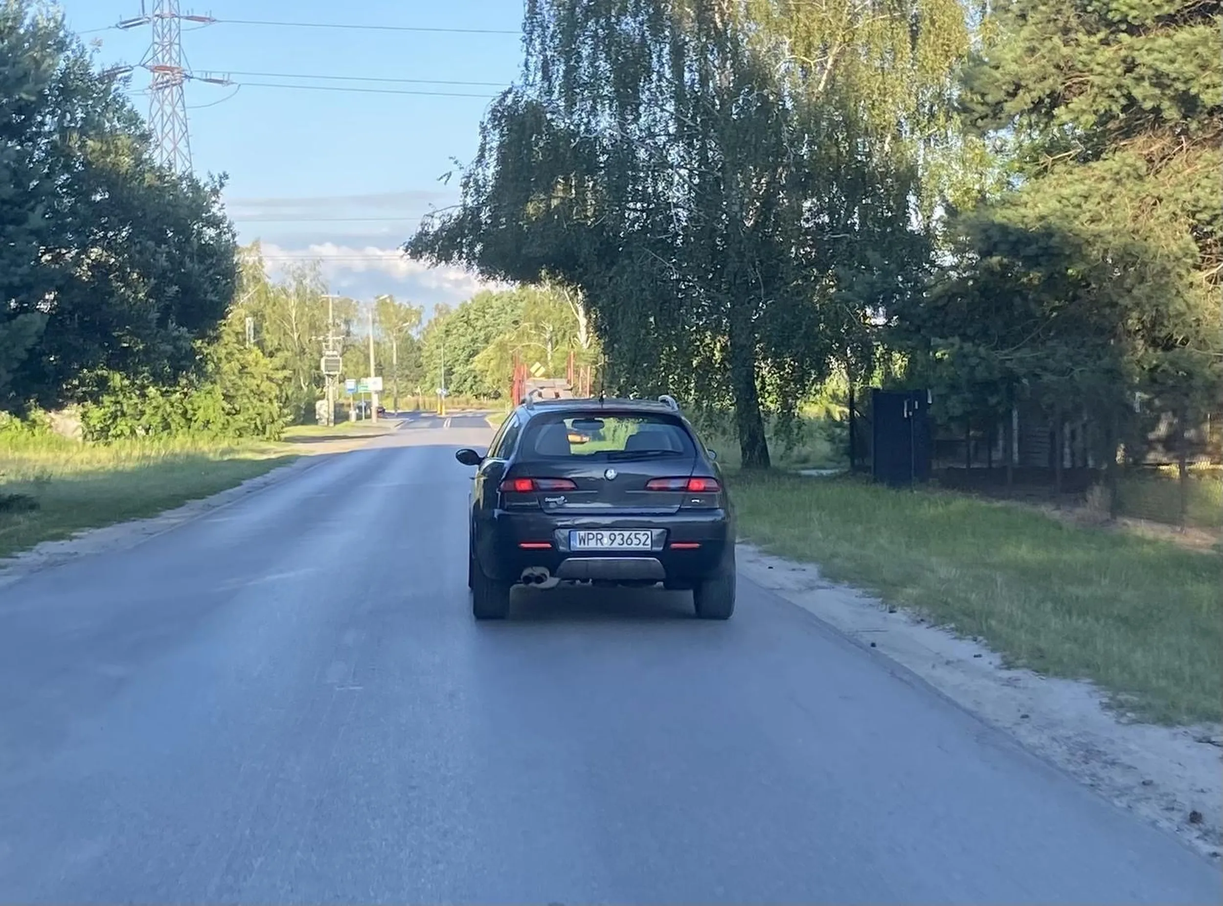 Uwaga na Chama. Łysy Brodaty kierowca czarnej alfa romeo z nunerami WPR 93652 dla zartów zjeżdża na przeciwlegly pas pomimo dwuciągłej linii - albo pijany albo naćpany - bardzo niebezpieczna sytuacja - ledwo udało mi się odbić w prawo ale doznałem urazu pleców poprzez naciagniecie miesni okolokregoslupowych. Stop Chamstwu Drogowemu i prawom jazdy wygranym w chipsach