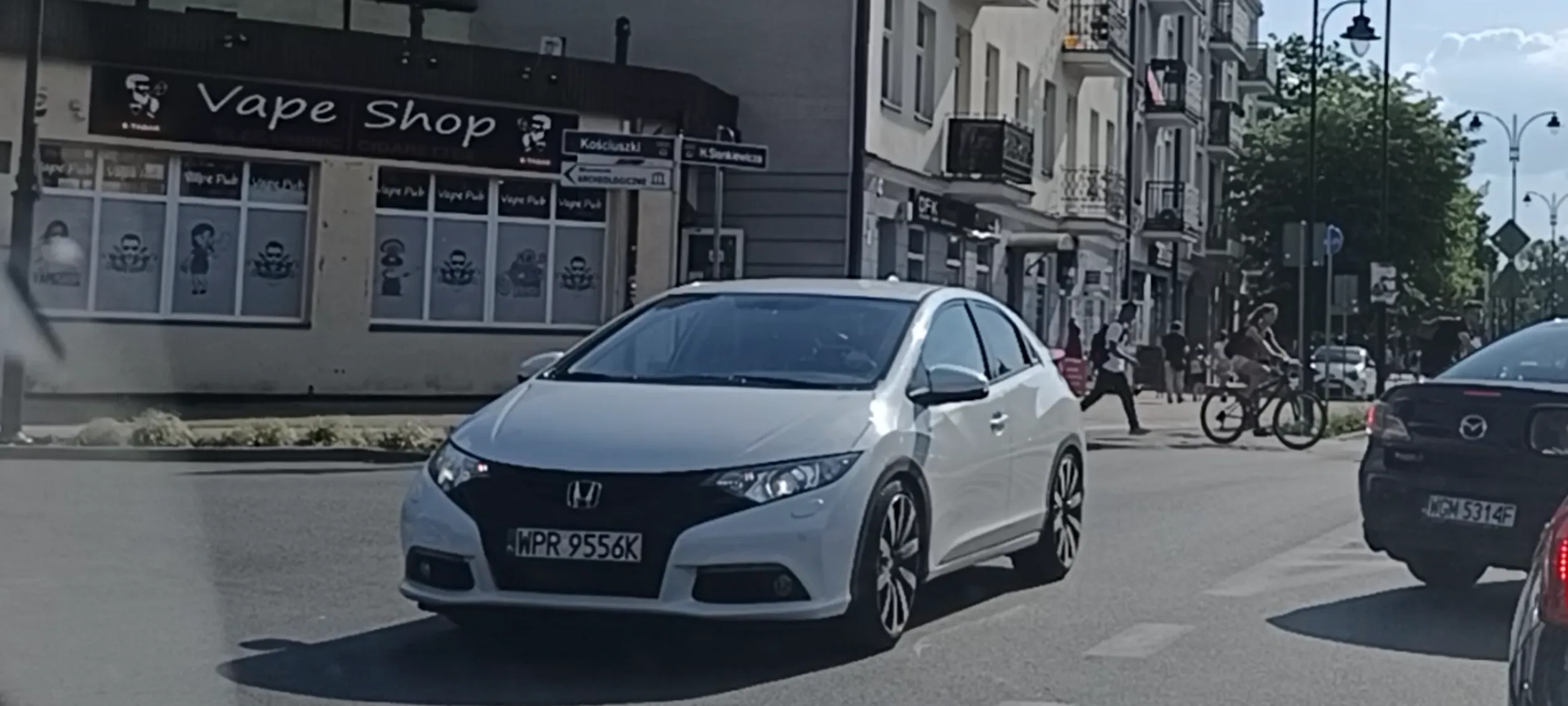 Bandyta drogowy nie ustępuje pierwszeństwa rowerzystom na ścieżce rowerowej i  przejeżdża im przed nosem ... Kiedyś bandyta kogoś zabije