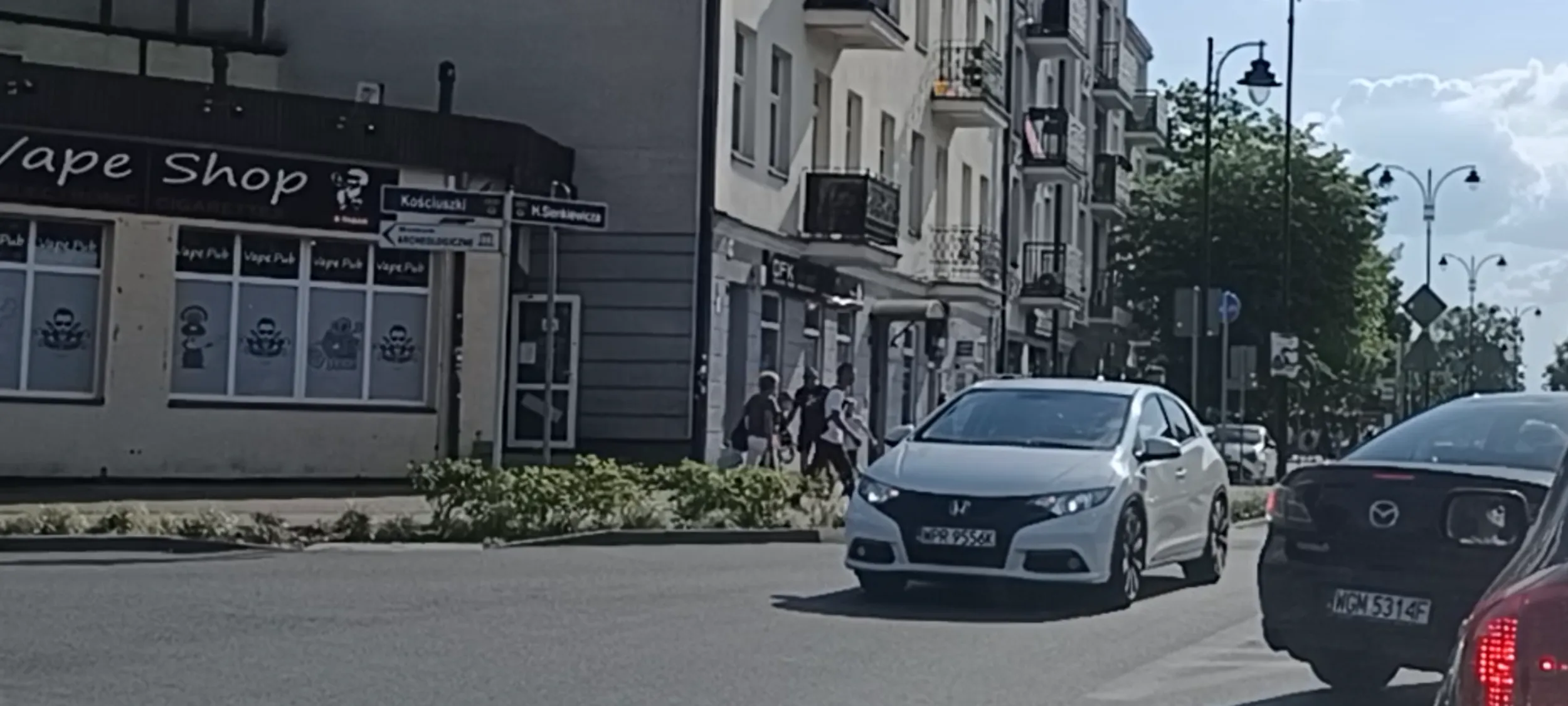 Bandyta drogowy nie ustępuje pierwszeństwa rowerzystom na ścieżce rowerowej i  przejeżdża im przed nosem ... Kiedyś bandyta kogoś zabije