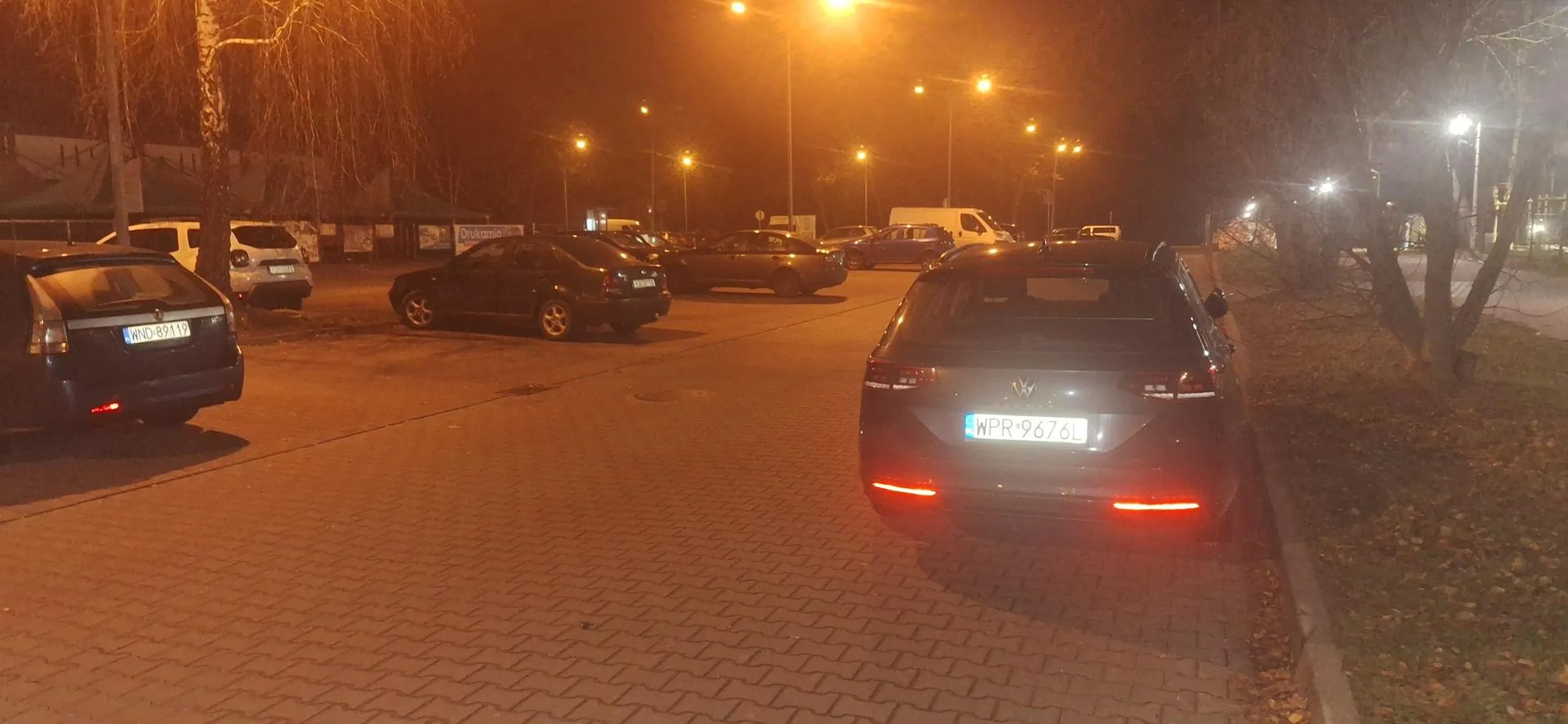 Prawko wygrane w chipsach. Głąb nie wie że parkuje się na wyznaczonych miejscach, a nie na jezdni...