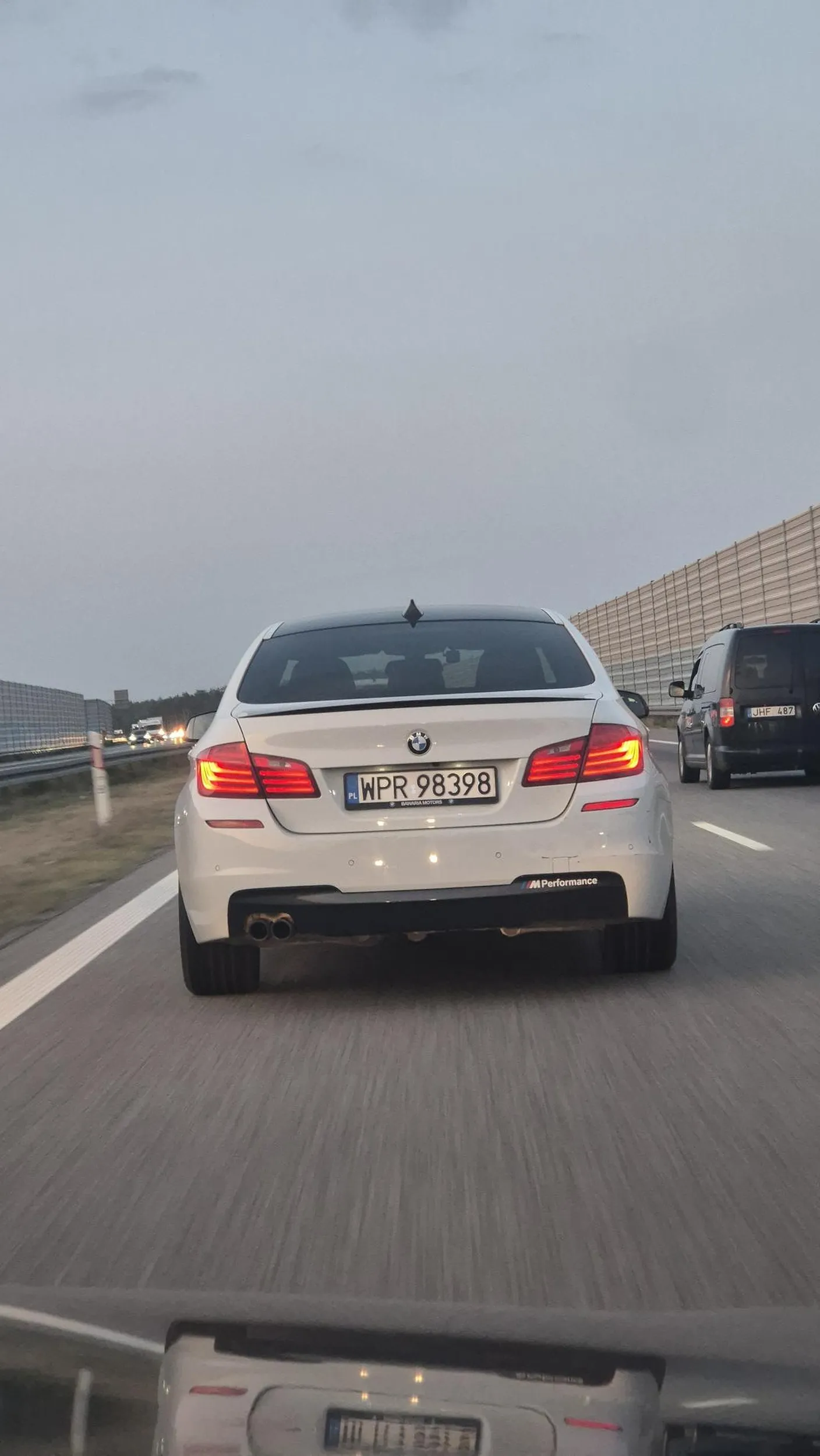 Kierowca myśli, że na autostradzie lewy pas służy do jazdy, a nie wyprzedzania. Uważać