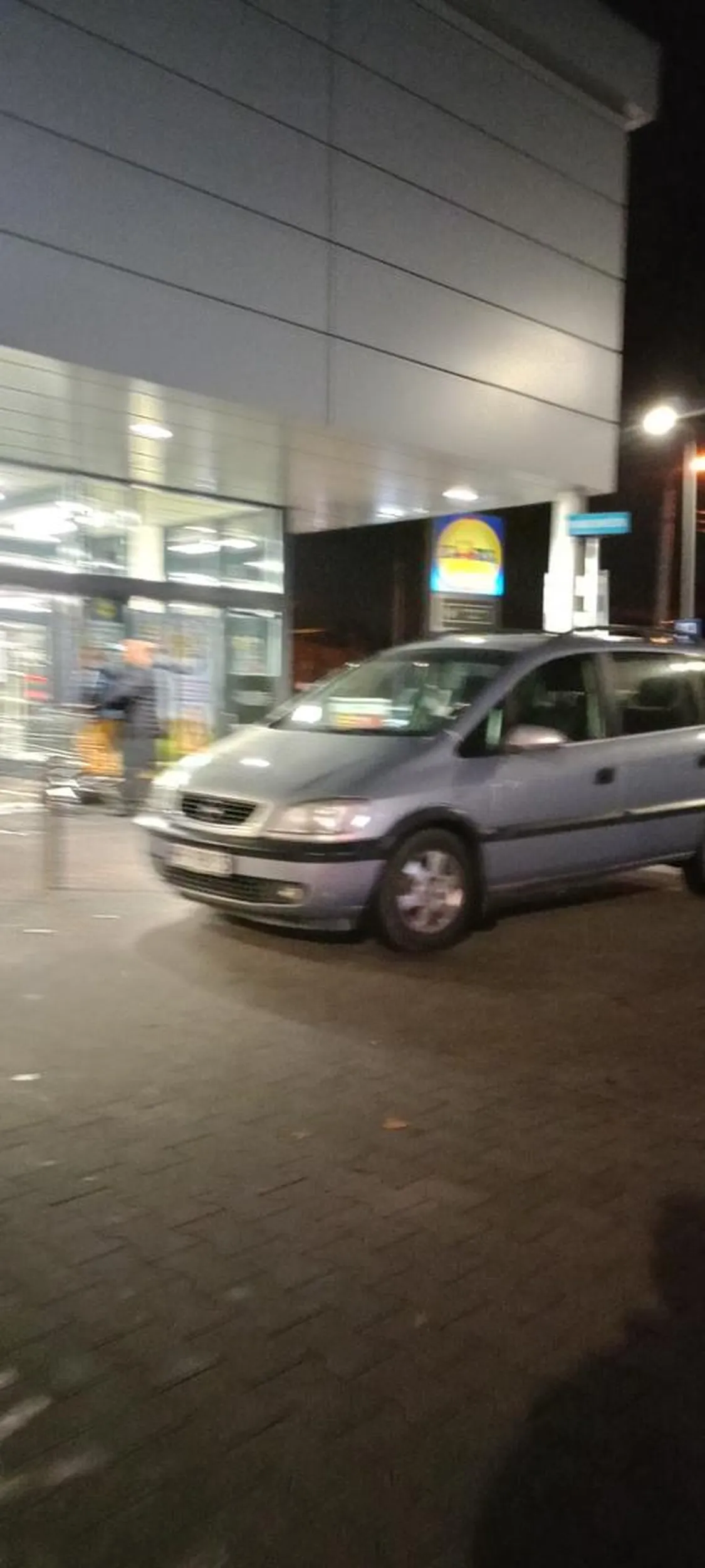 Miszczyni parkowania na wejściu do sklepu gdyby nie słupki to pewnie zaparkowała by w sklepie...