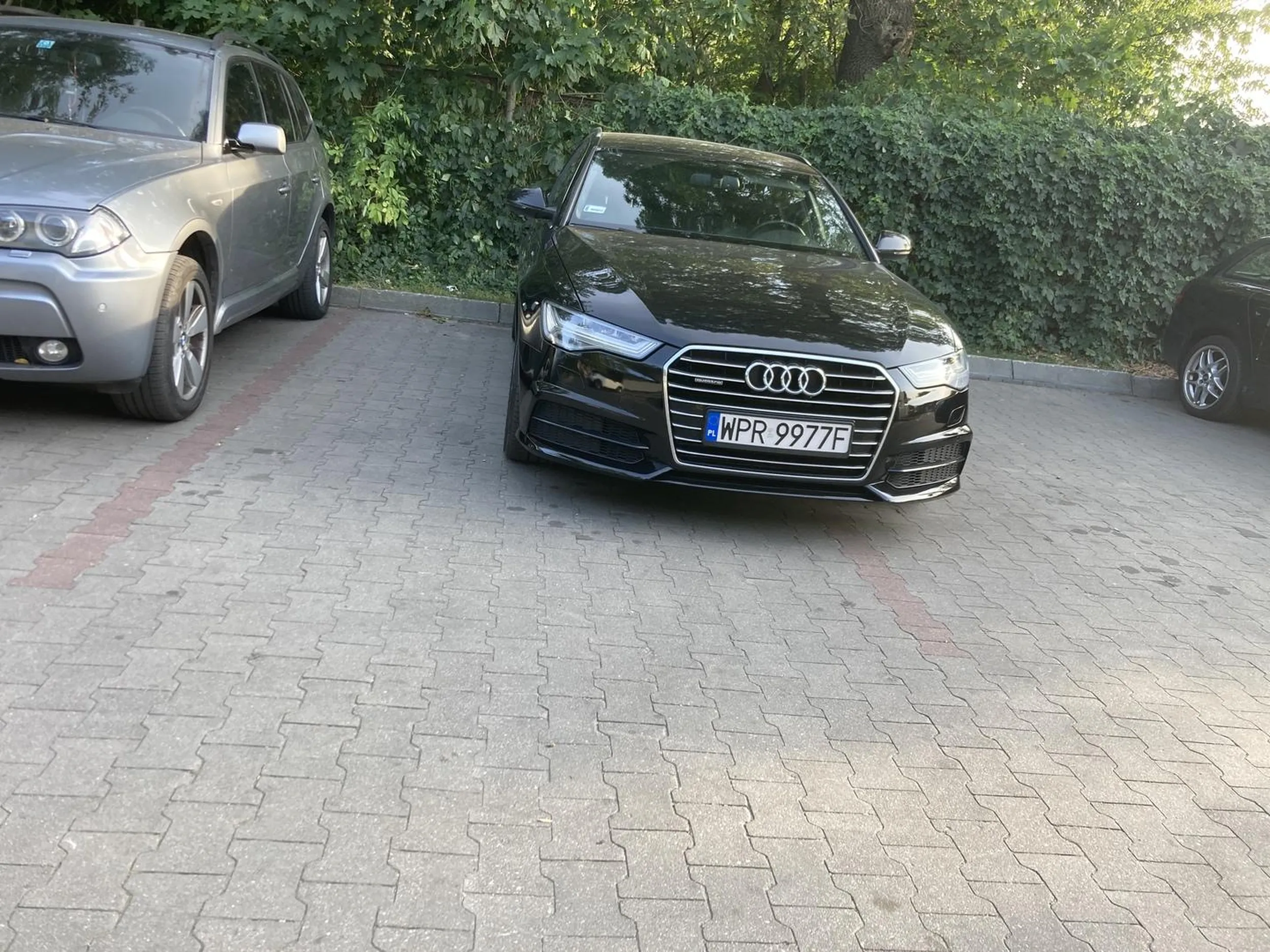 Bardzo mu sie spieszylo, wjechal na pelnej k… niemal z piskiem ale zaparkował jak…widać