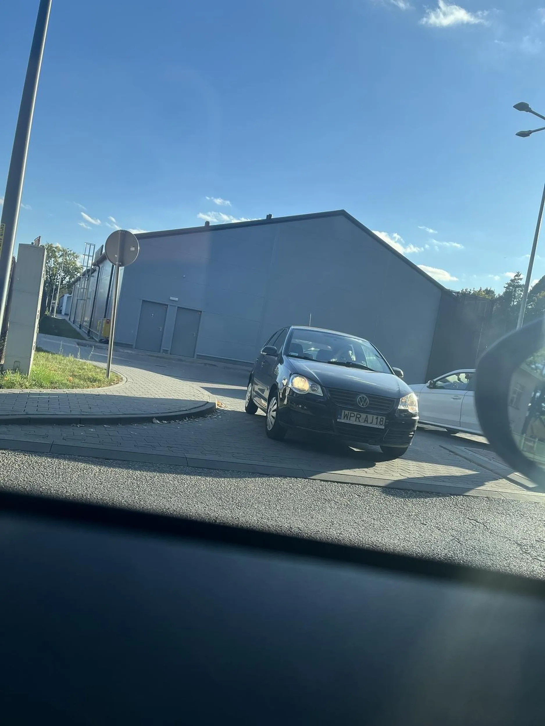 Zakaz w lewo nie obowiązuje.