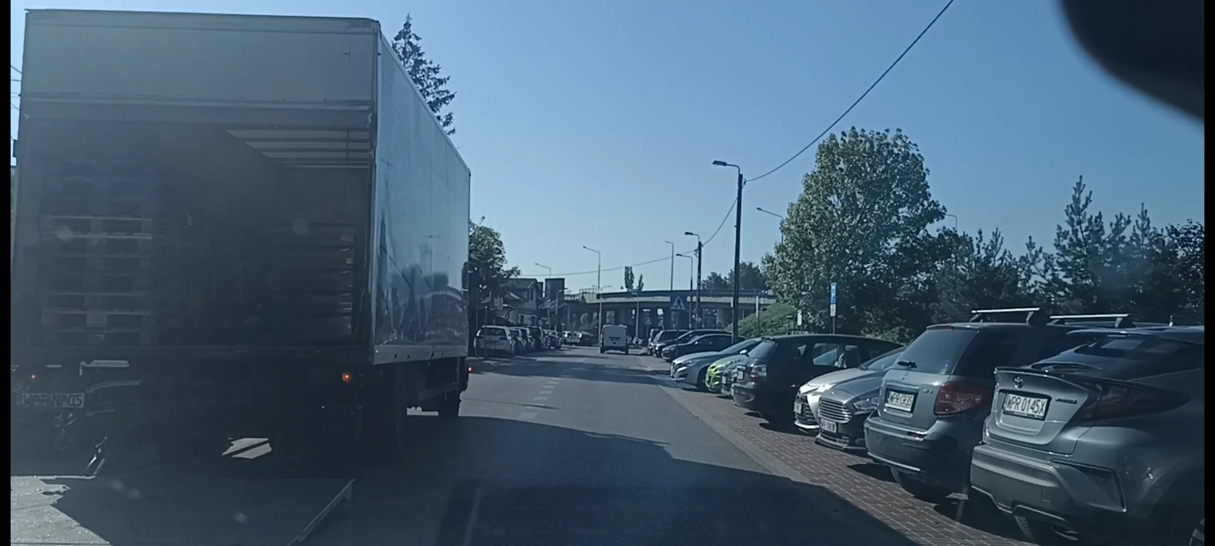 Bandyta drogowy parkują przed samym skrzyżowaniem i pod prąd zasłaniając wszystkim widoczność na skrzyżowaniu