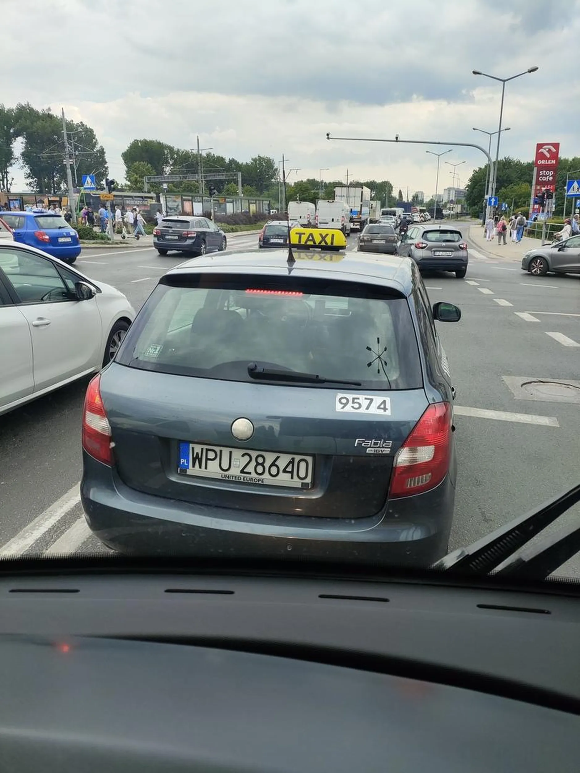 Uwaga na Panią z tej taryfy. Sytuacja miała miejsce na rondzie Śródka przed chwilą. Pani za nic ma przepisy  ruchu drogowego. Na rondzie wyjeżdża pod auta mające zielone które pozwala wjechać na rondo, nie patrzy czy jedzie jej coś. Następne wykroczenie to nagła zmiana pasa wjeżdżając pod jadący autobus pełen ludzi. A to wszystko mając klienta. Nie polecam!
