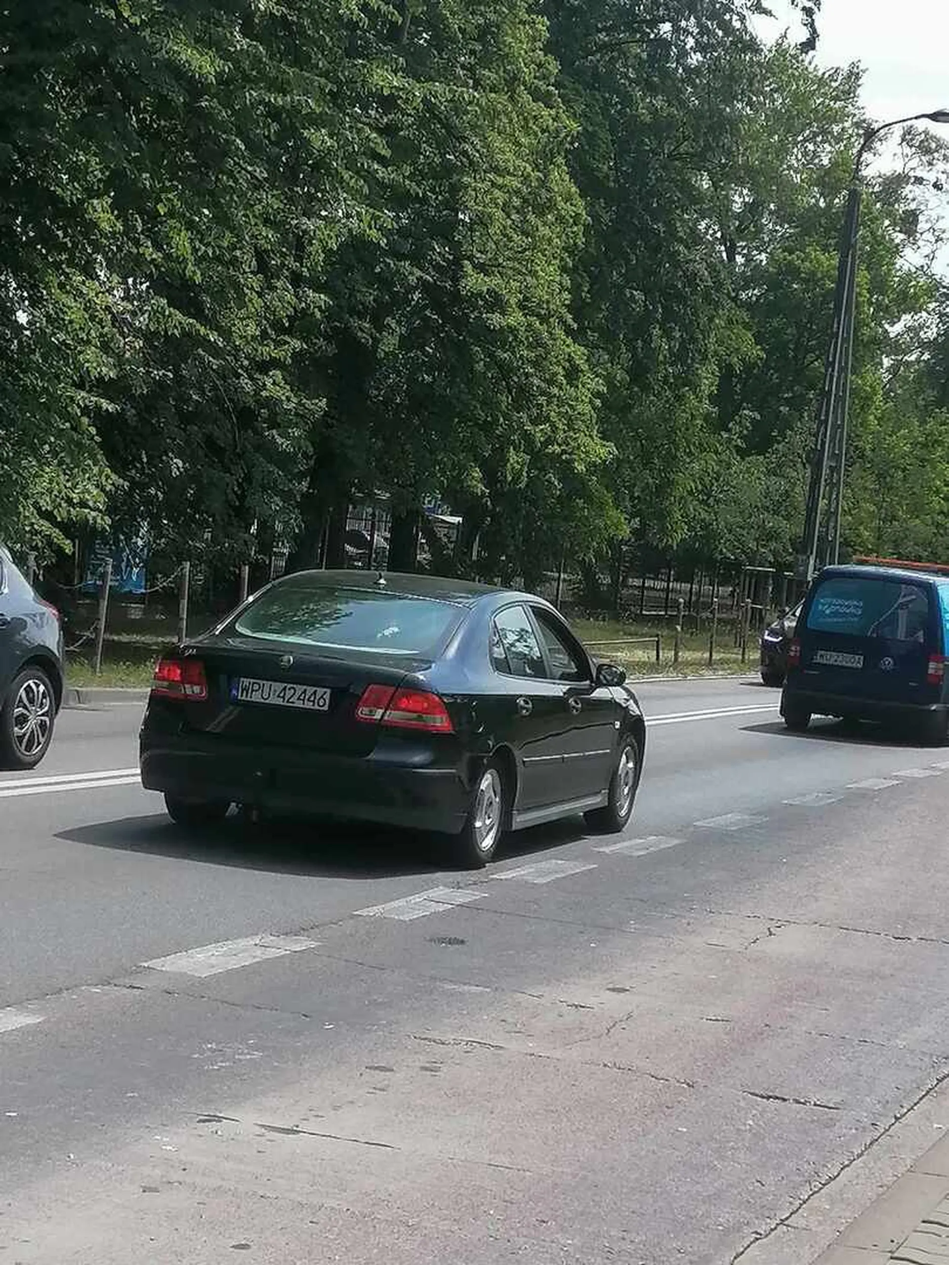 Pan (dosyć przystojny) w Saabie stoi w korku i gazuje swoje dwa litry puszczając Malika. Dosyć imponujące zachowanie - oby więcej takich kierowców