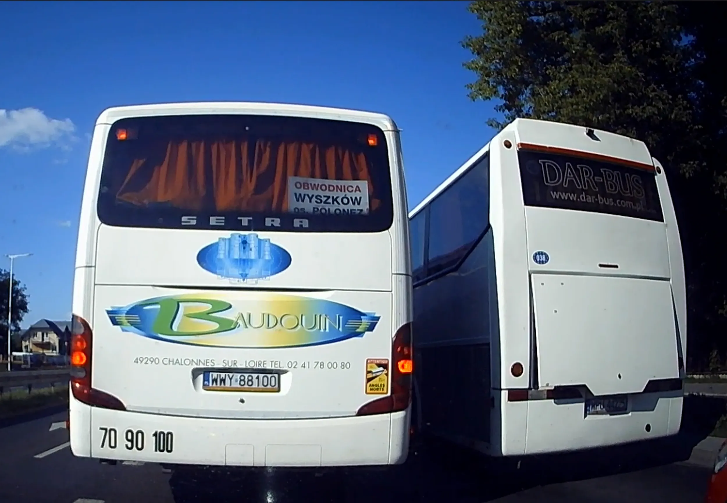 Autokar wyprzedzający poboczem