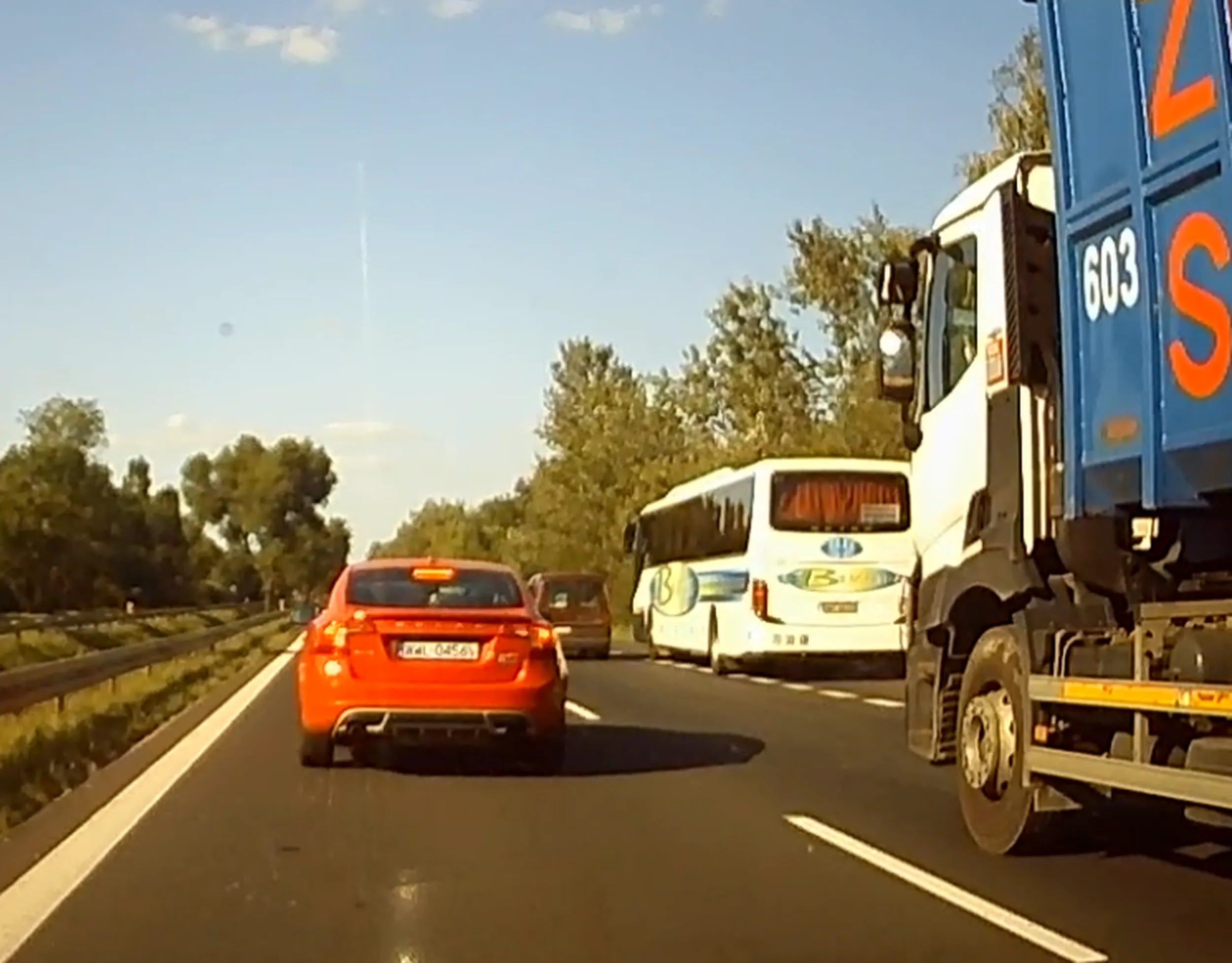 Autokar wyprzedzający poboczem