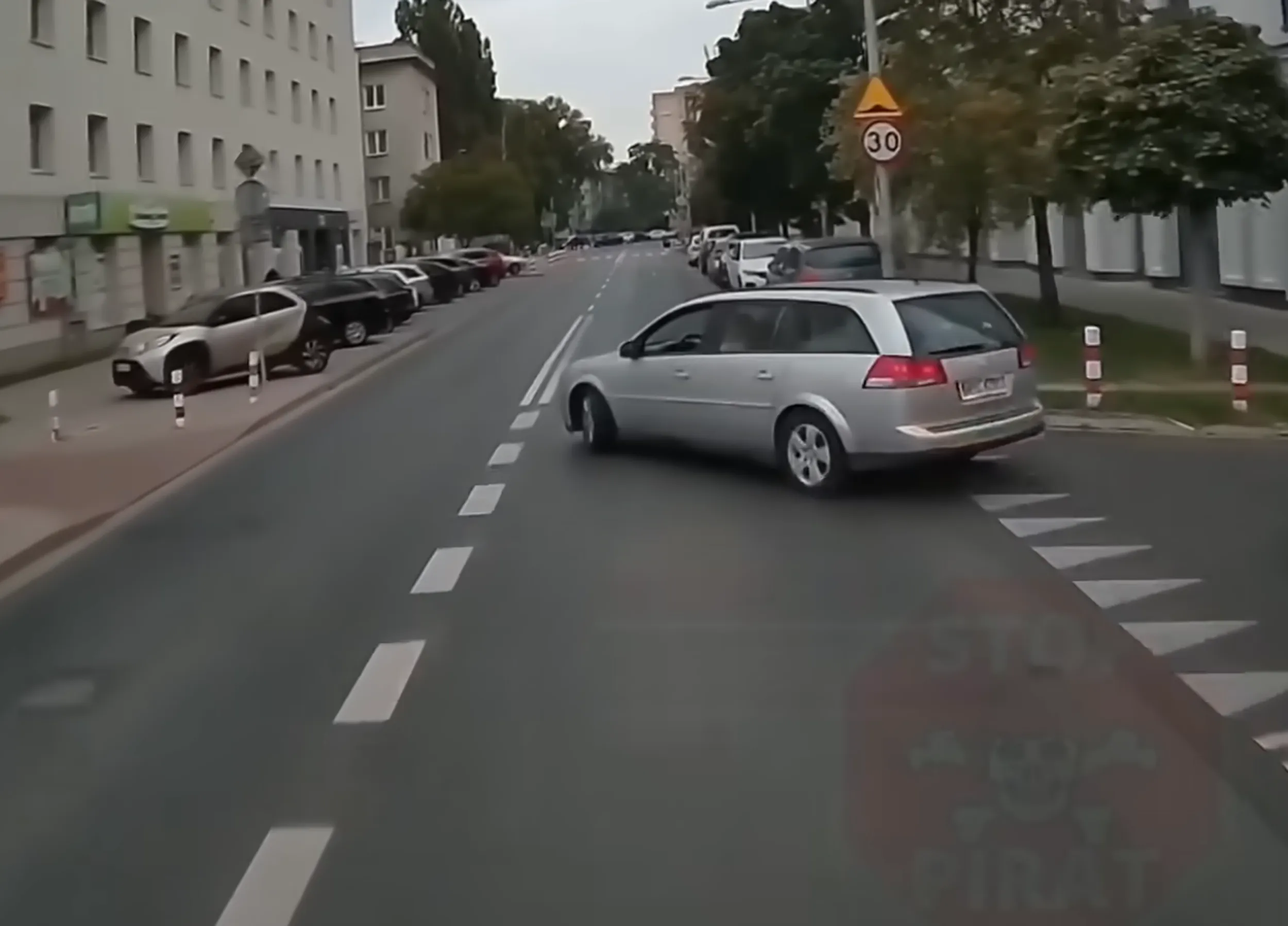 wyjechał, jechał specjalnie bardzo wolno ;)