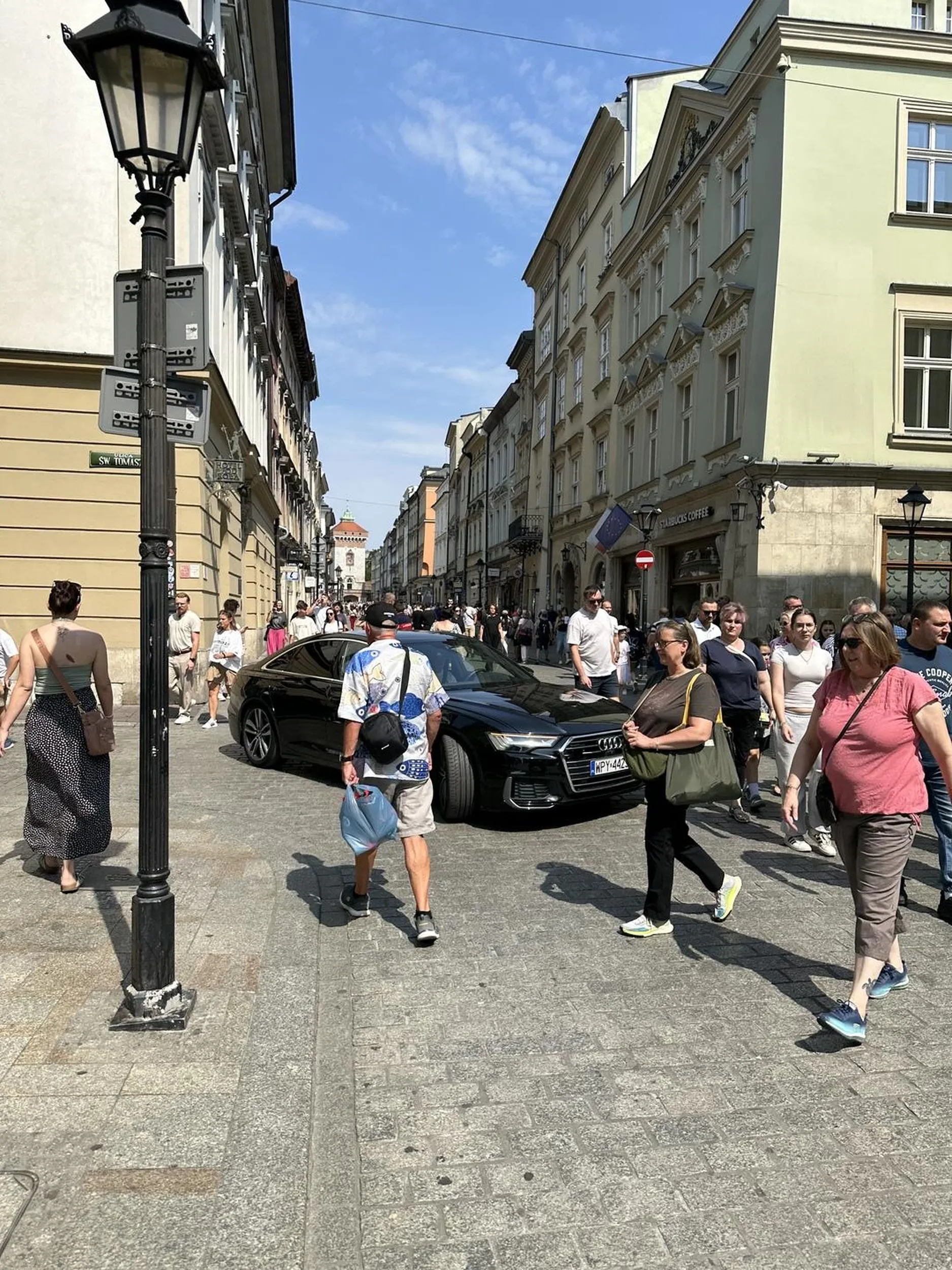 Czy widział ktoś większego pajaca? Wjechał łamiąc prawo na ulicę Floriańską w Krakowie, wyśmiany chyba przez każdego przechodnia. Wysiedli z auta na środku floriańskiej i robili sobie zdjęcie z kościołem Mariackim, hit