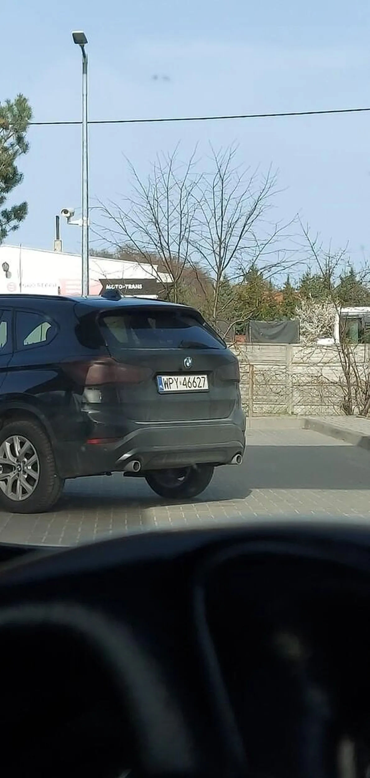 Zaparkował na środku blokując przejazd.