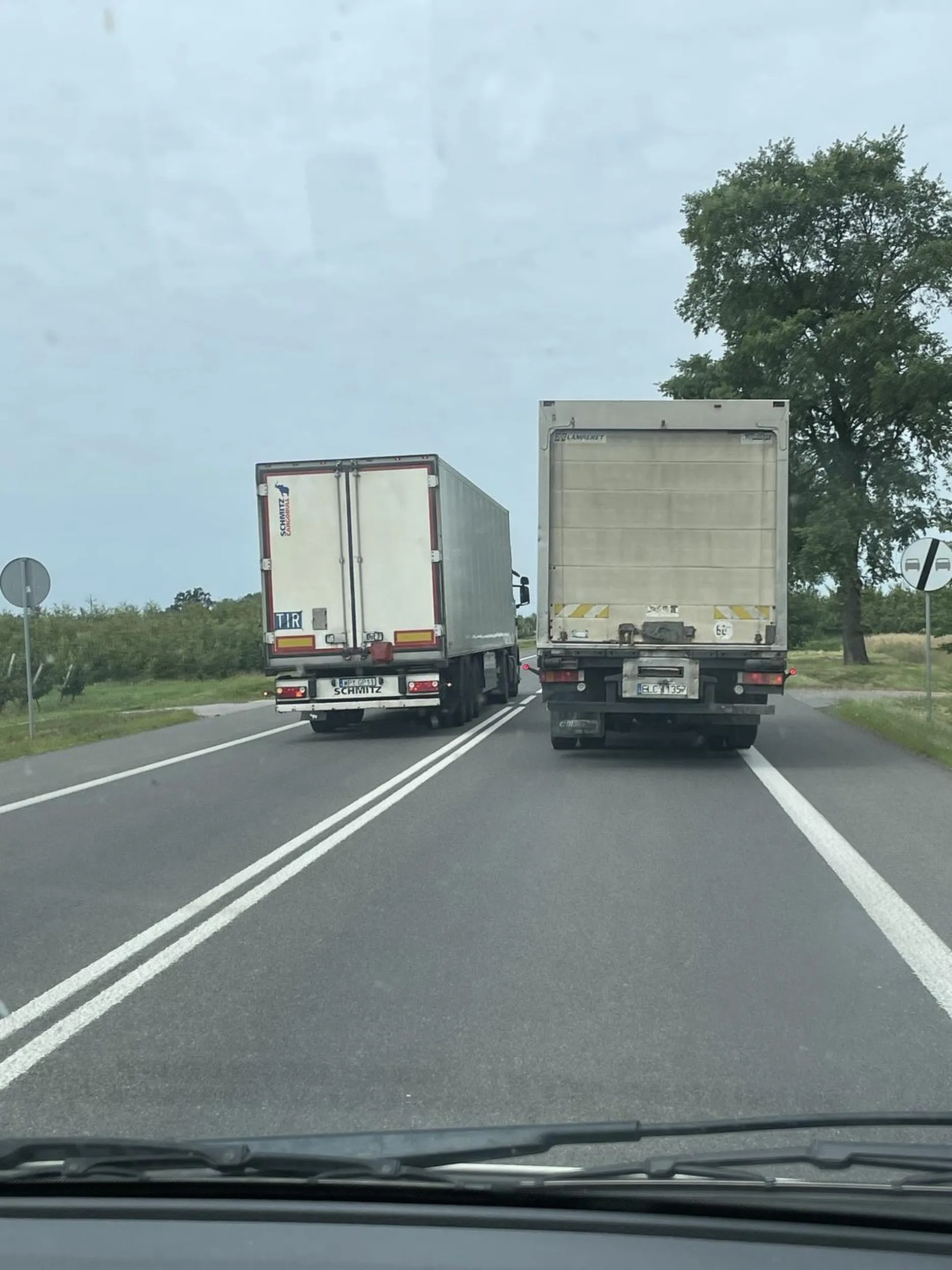 Wyprzedza tirem na ciągłej