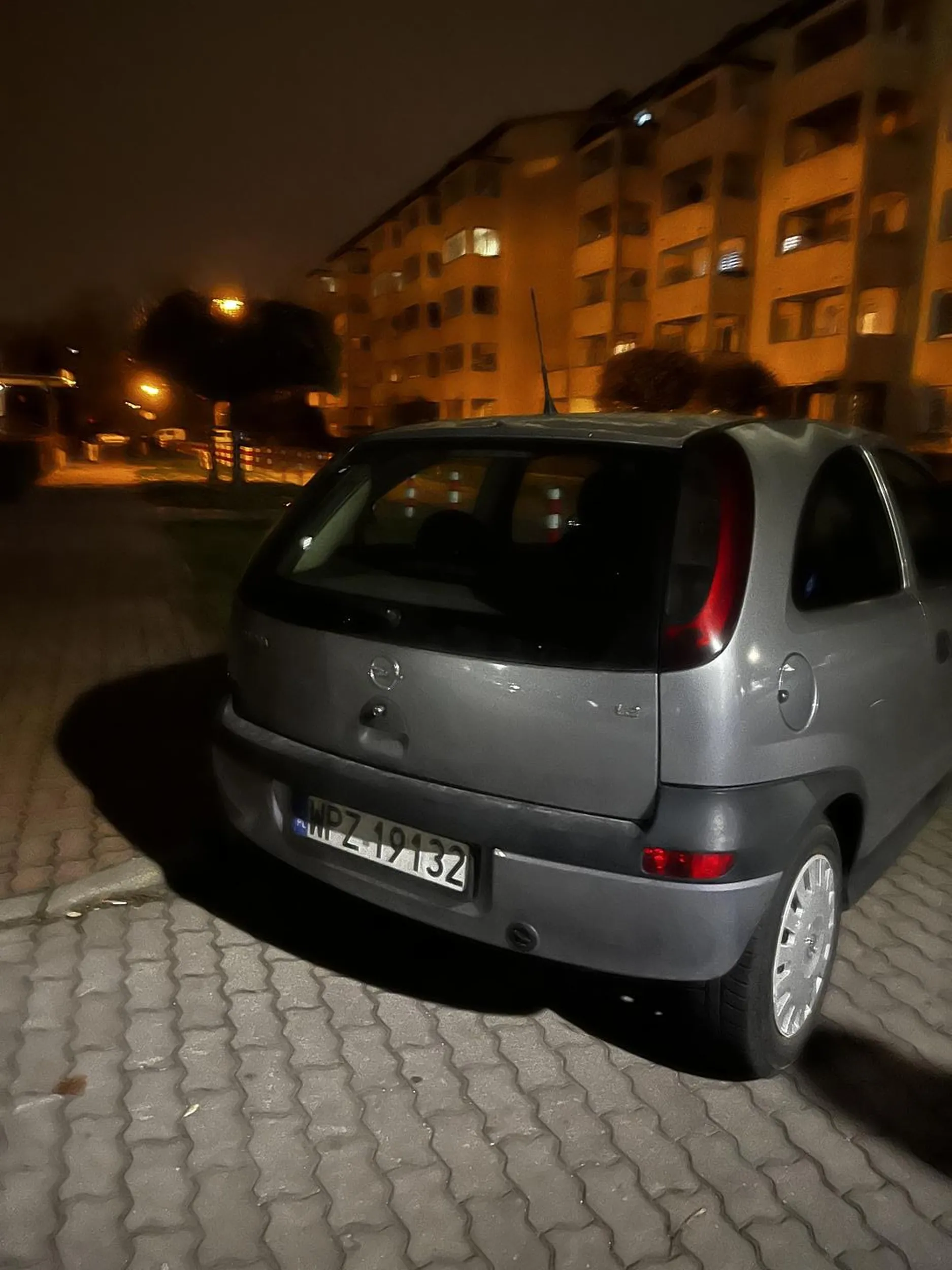 Staje na zakazie+na drodze pożarowej+na skrzyżowaniu