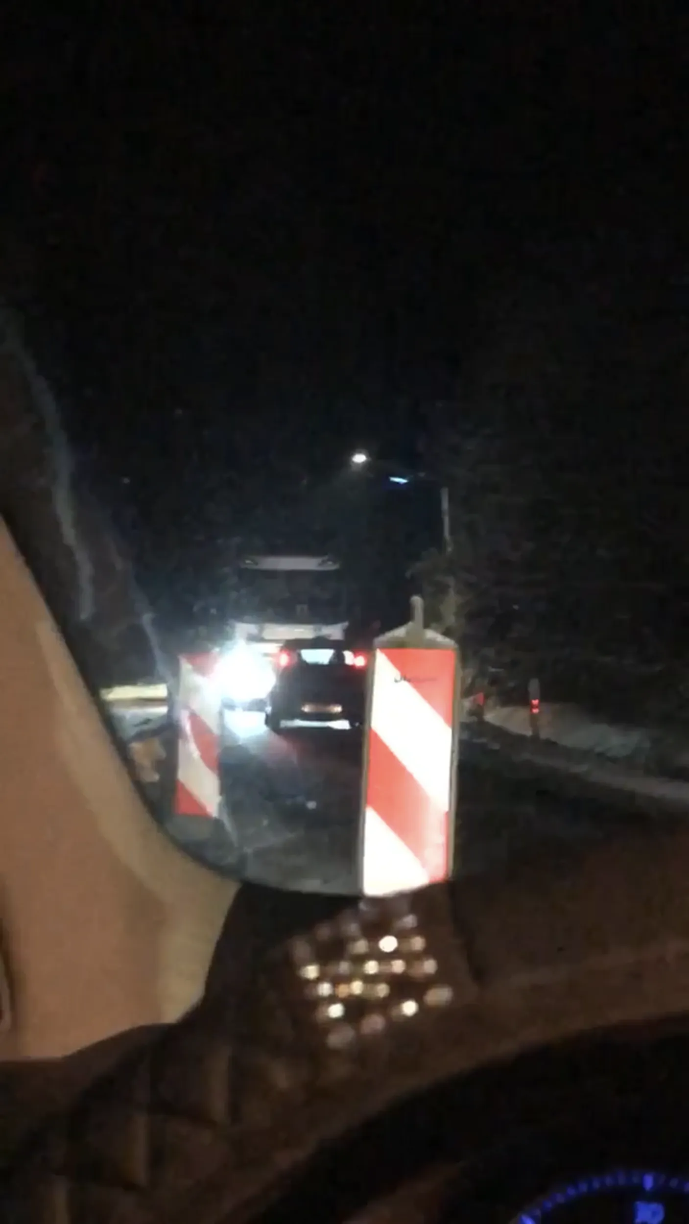 Byliśmy pierwszym autem stojącym na światłach, po zapaleniu się zielonego ruszyliśmy i wjeżdżając w ruch wachadlowy dostrzegliśmy ciężarówkę, której z odcinka jakieś 200m został kawałek do zjazdu. Chcieliśmy cofać, zeby przepuscic. Baran z ? stał za nami z 2min i nie chciał cofnąć, poproszony o cofnięcie powiedział „my mieliśmy zielone”. Cudem cofnął, zjechaliśmy między słupki, a on dał gazu do przodu i podjechał pod ciężarówkę i tak stał. Wysiadł po dłuższej chwili do kierowcy ciezarowki, od niego dostał zjebe i szybciutko kozak zjechał na bok?????