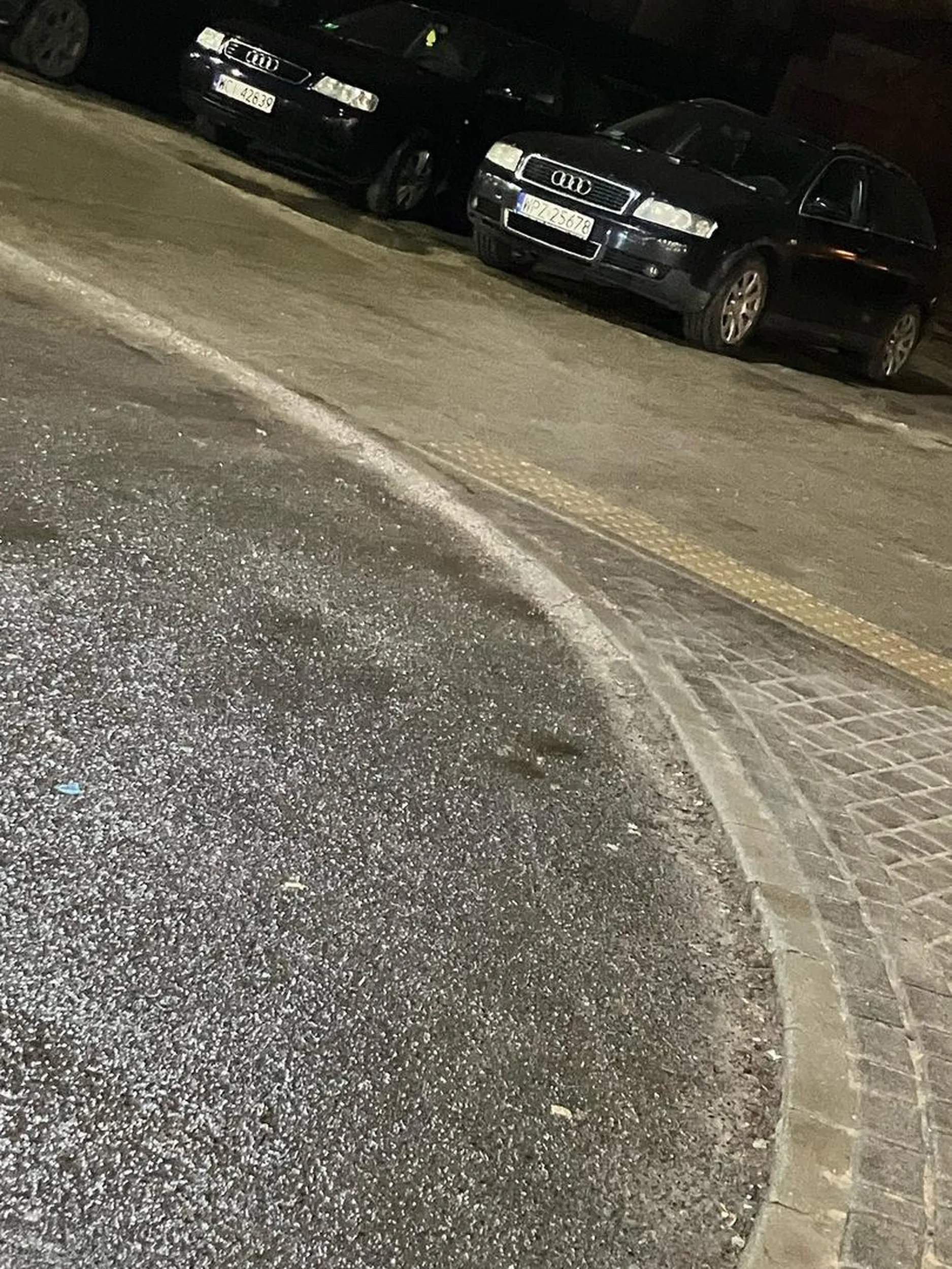 kolejny debesciak blokujacy polowe wjazdu na parking. ale mam fure wiec wolno mi