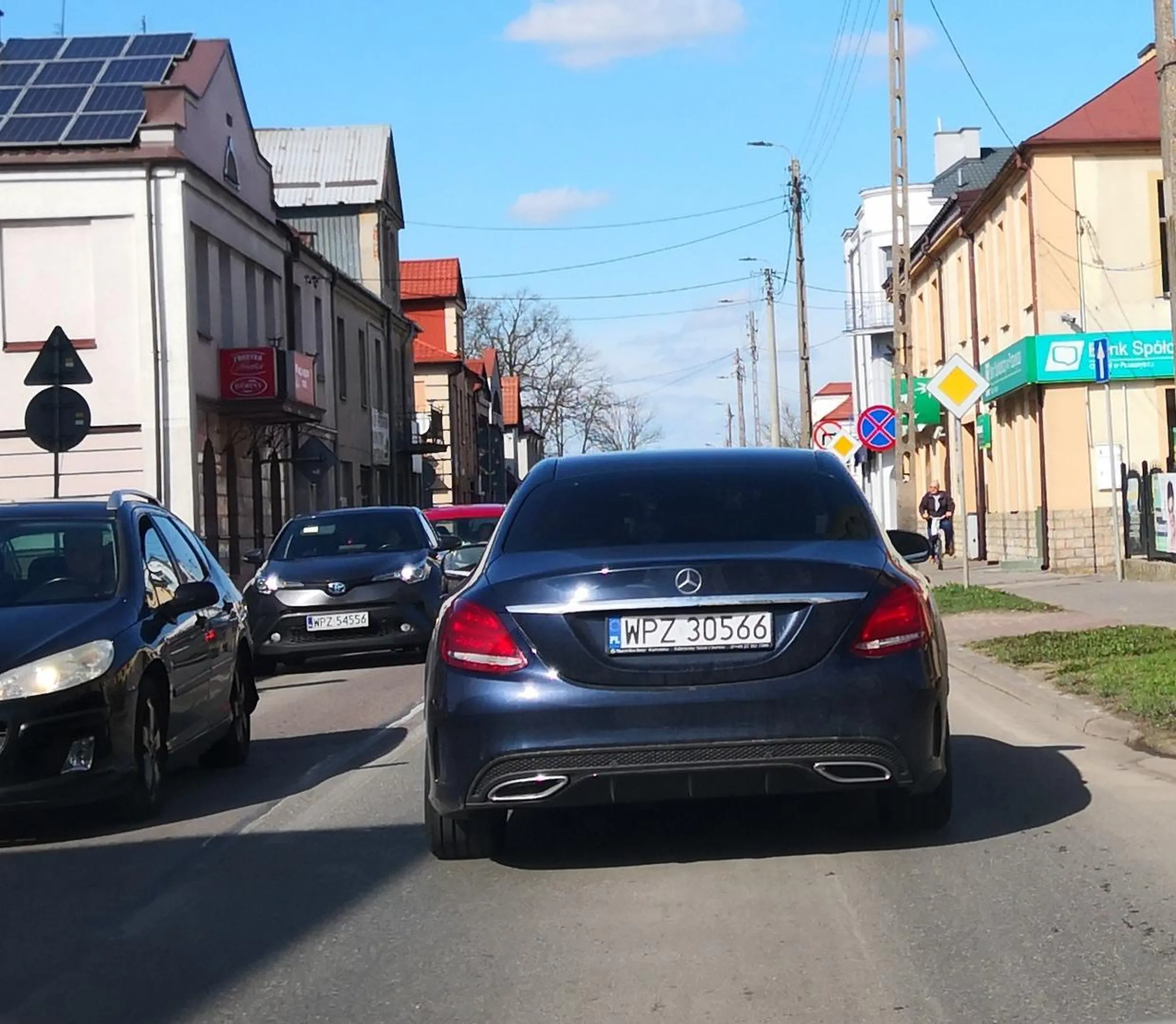 Ameba umysłowa. Wyprzedzanie na zakręcie i przejściu dla pieszych.