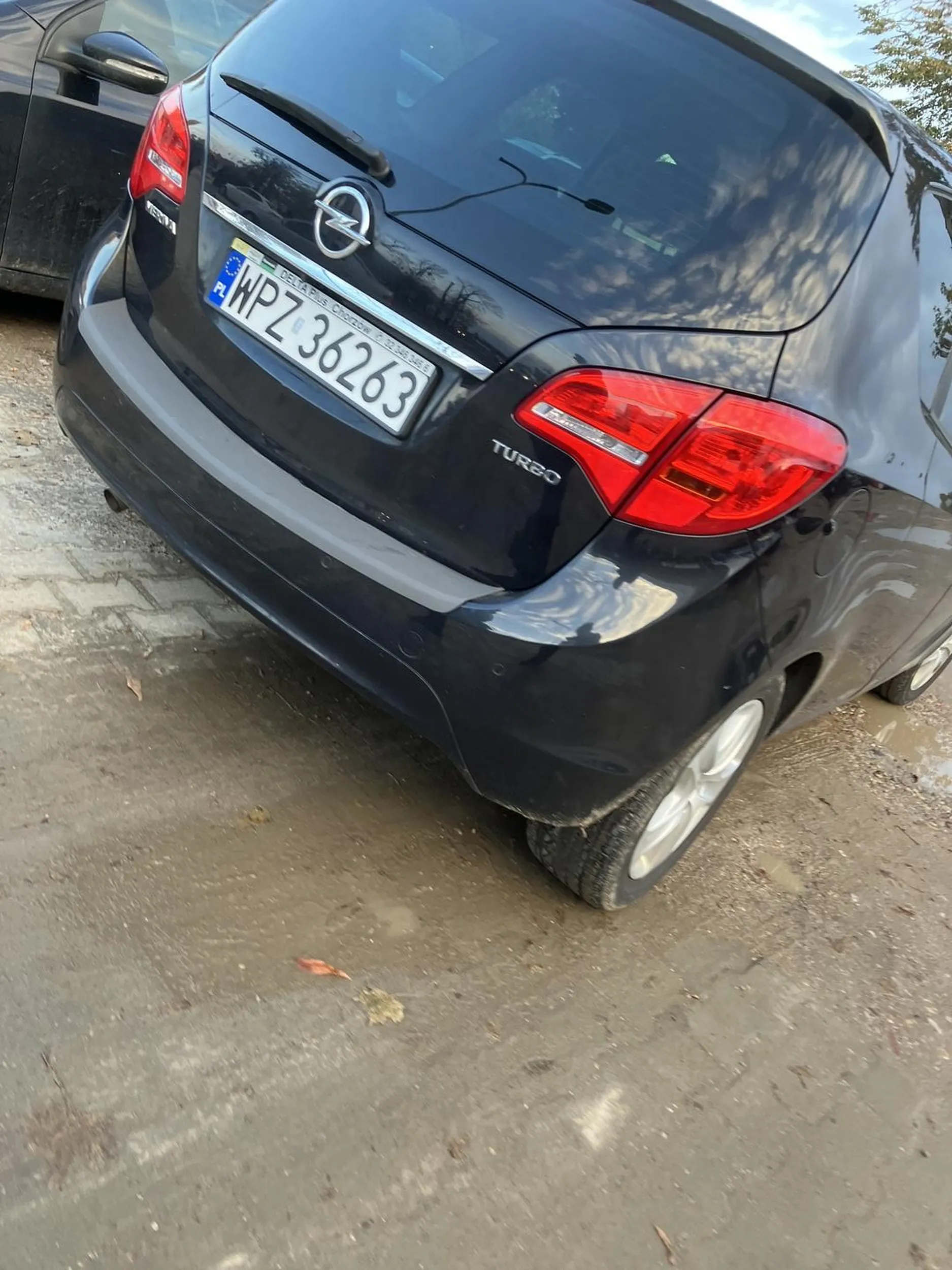 Kolejny co parkuje we wyjeździe z parkingu