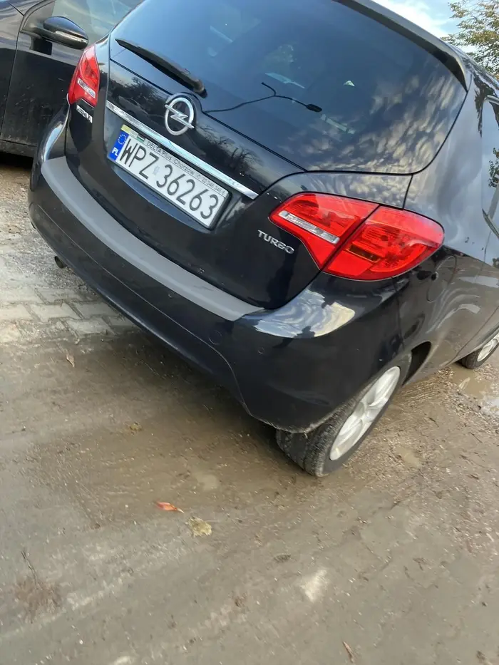 Kolejny co parkuje we wyjeździe z parkingu