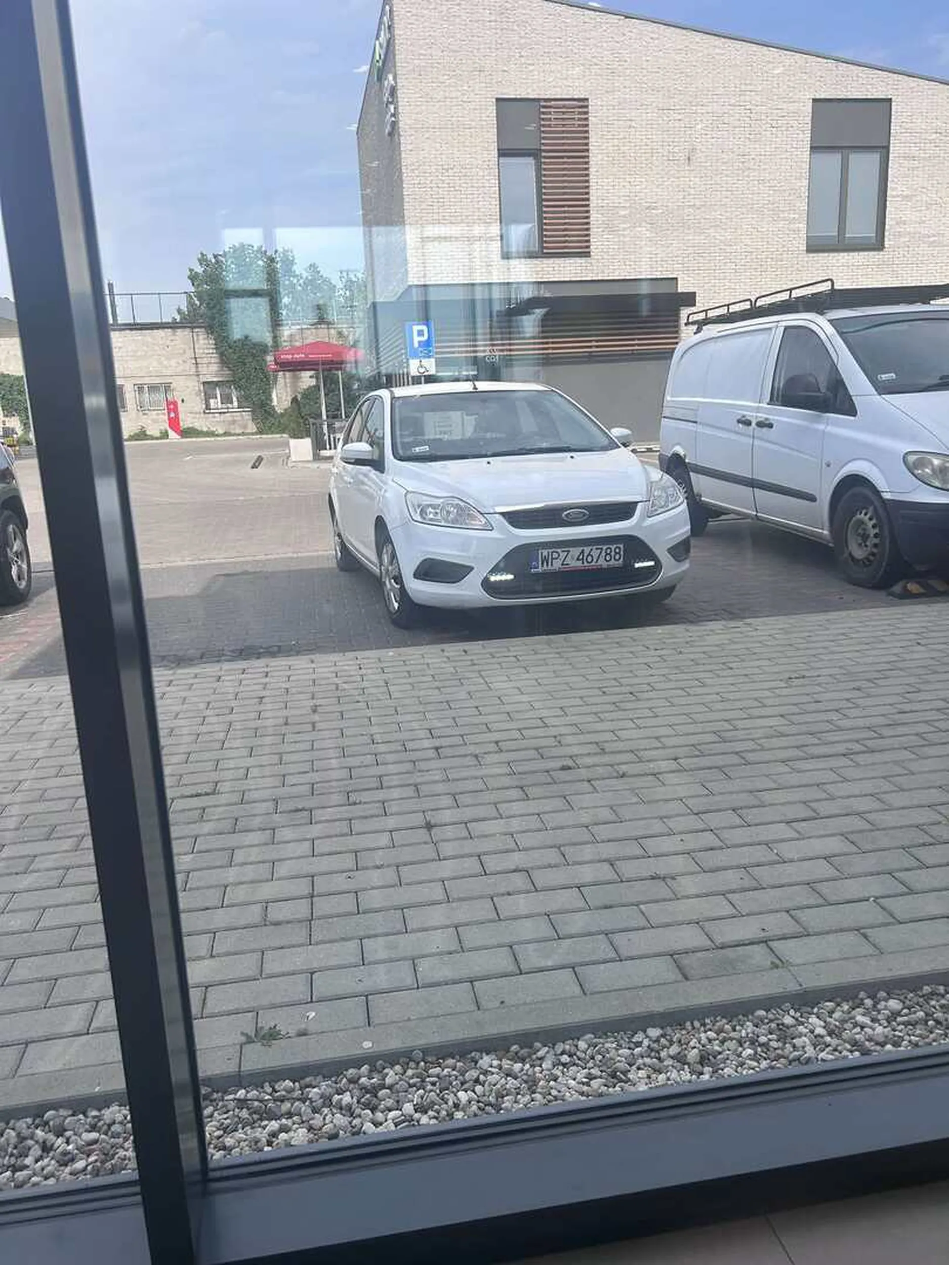 Mistrzyni jazdy pani zaparkowała pod kfc na 2 miejscach parkingowych i pojechała pod prąd