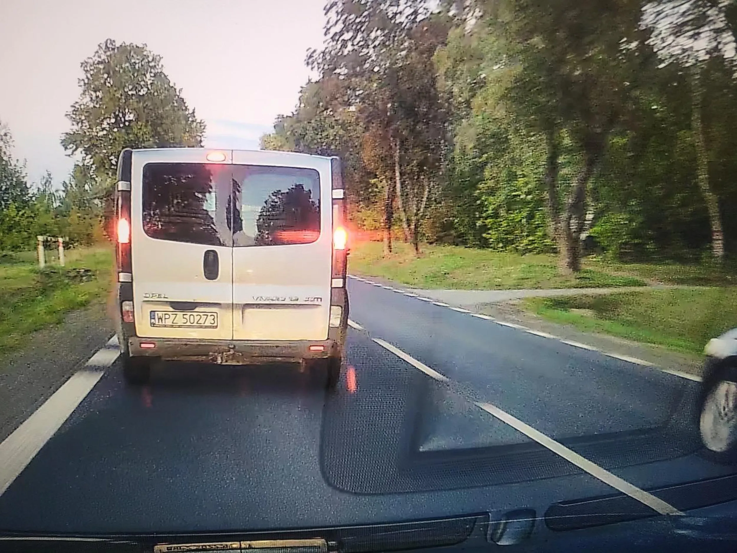 Weź kurewko nie hamuj podczas wyprzedzania, bo to kosztuje. Filmik z chamskiego zachowania poszedł na psy.