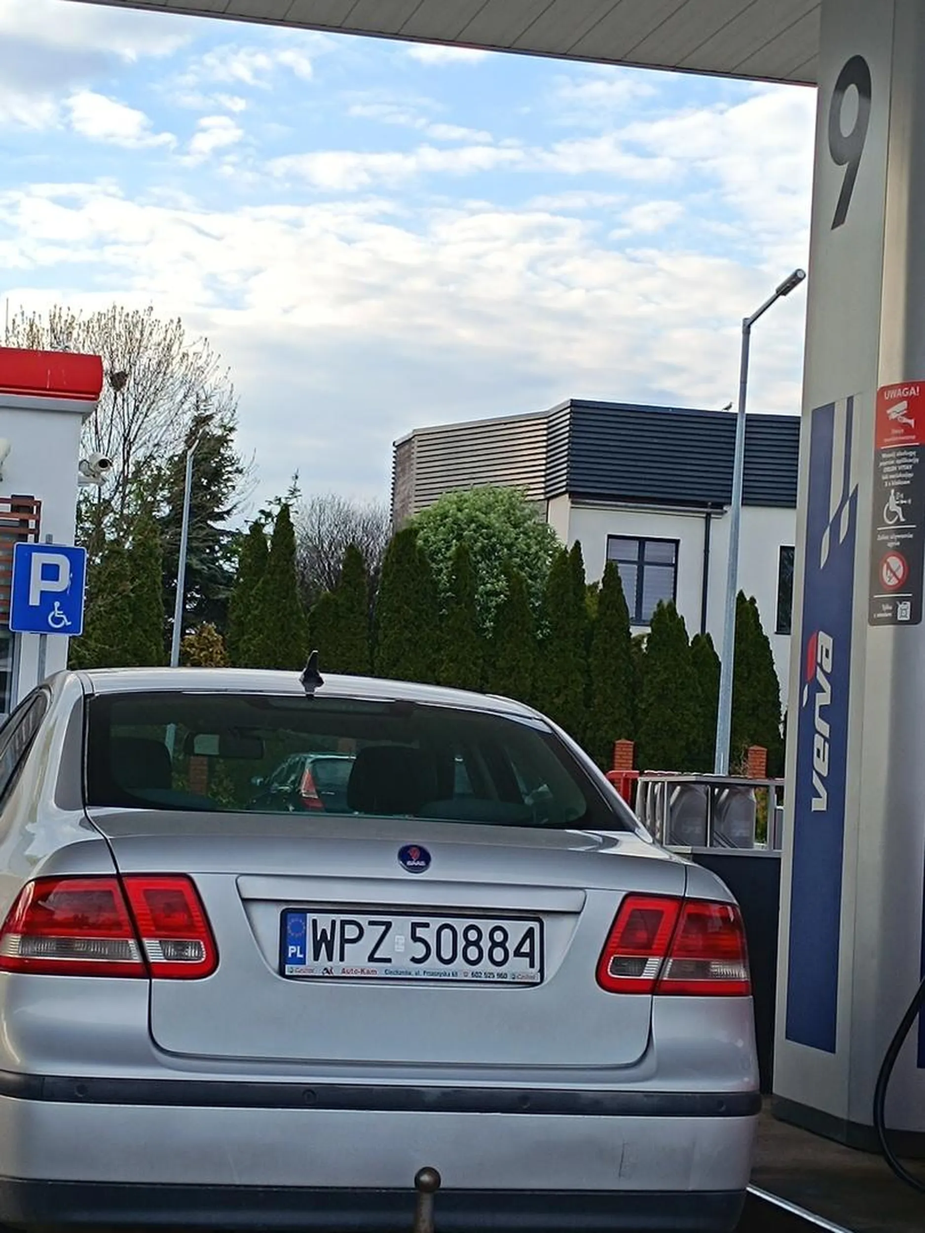 Typowa ,,madka Polka". Po zatankowaniu w Przasnyskim Orlenie i zapłaceniu, nie zwolniła stanowiska do tankowania bo swojego bąbelka musiała zabawiać i przez to narobiła kolejki i zamieszania na stacji.