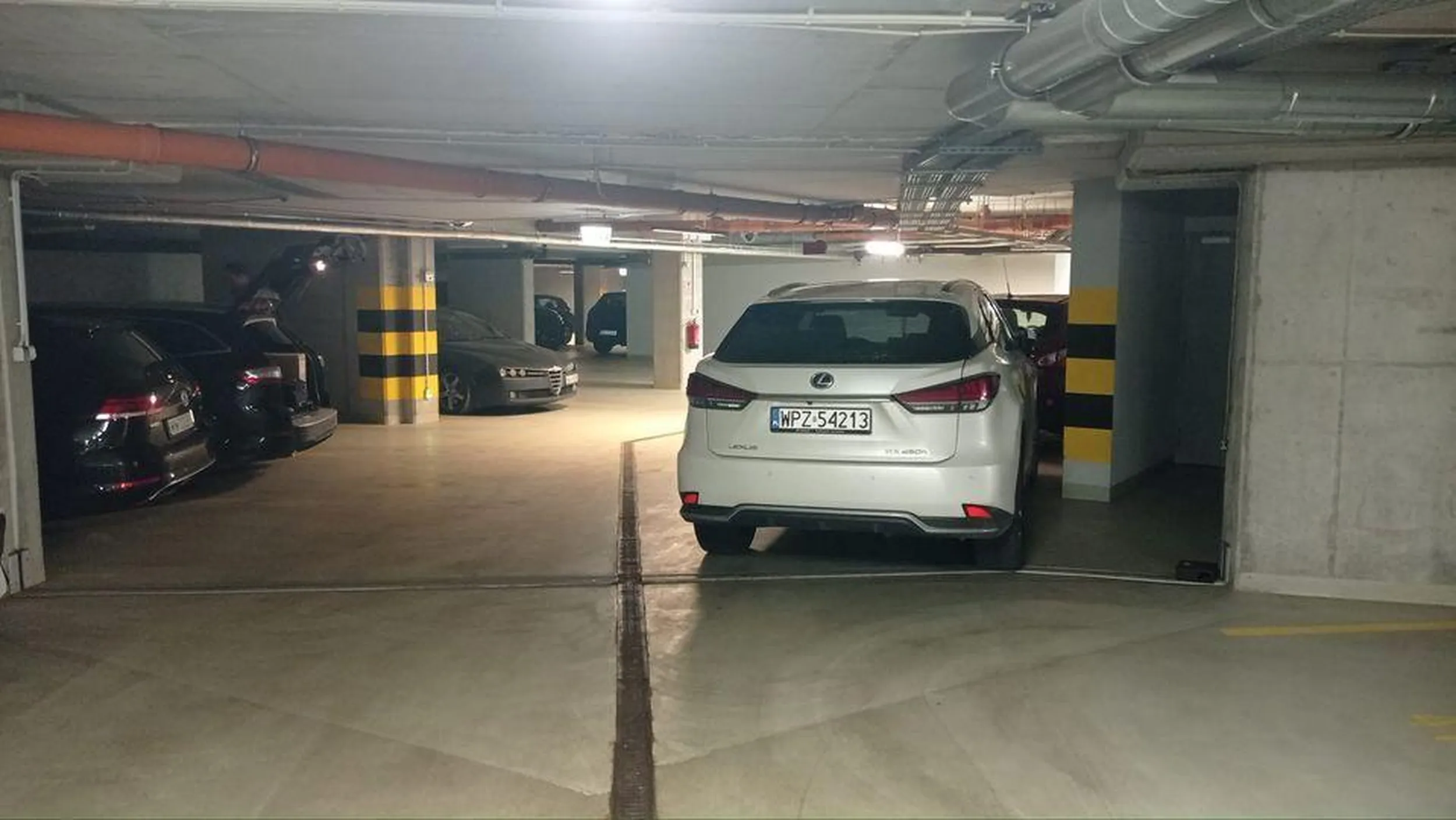 Lexus mistrz parkowania w ciągu parkingu podziemnego.