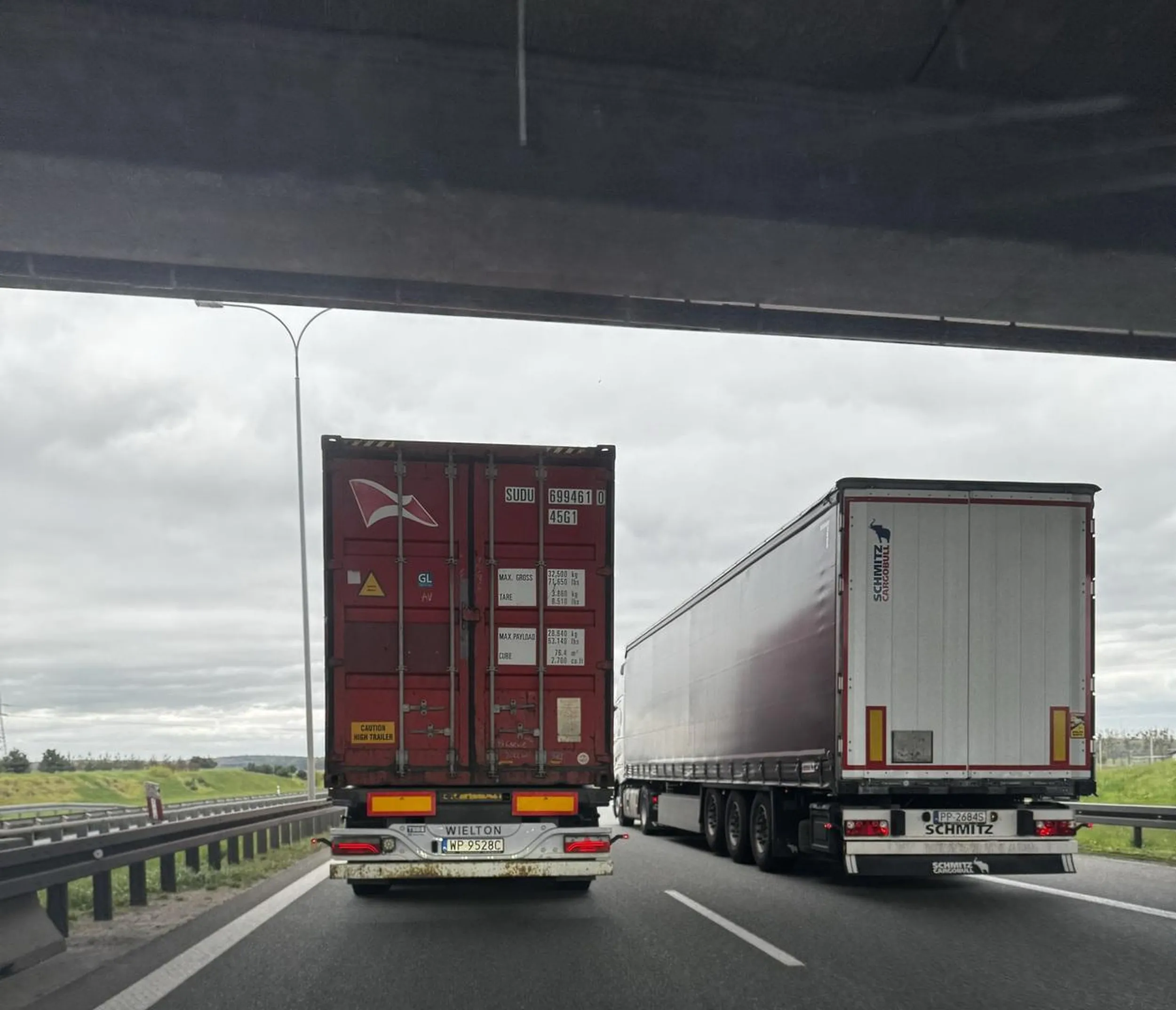 Kretyn, który wyprzedza na autostradzie jadąc szybciej o 1 km/h gdzie manewr trwał chyba 5 minut. Filmik przesłany do odpowiednich służb.