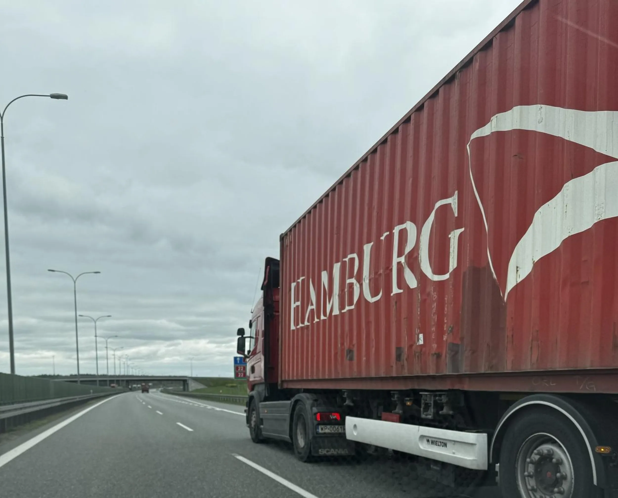 Kretyn, który wyprzedza na autostradzie jadąc szybciej o 1 km/h gdzie manewr trwał chyba 5 minut. Filmik przesłany do odpowiednich służb.