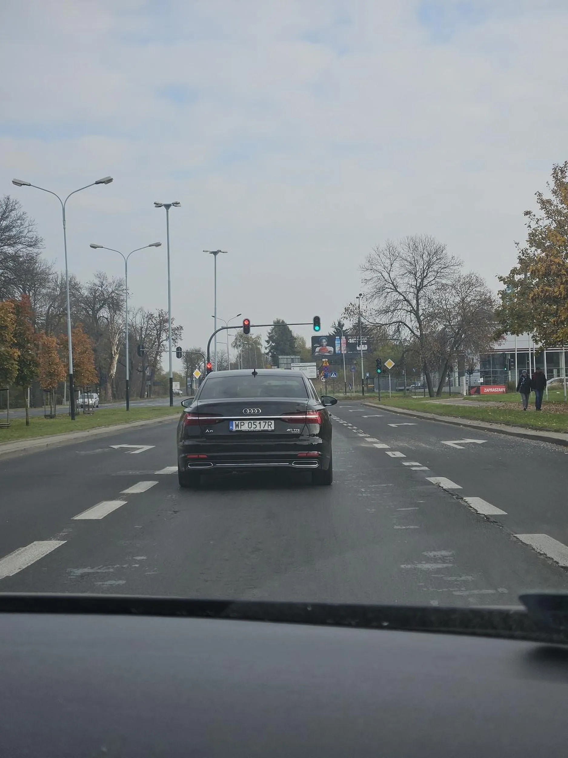 Głąb jeździ slalomem, między pasami i nie wie gdzie jechać, jakby nie umiał czytać strzałek z poziomego i pionowego oznakowania