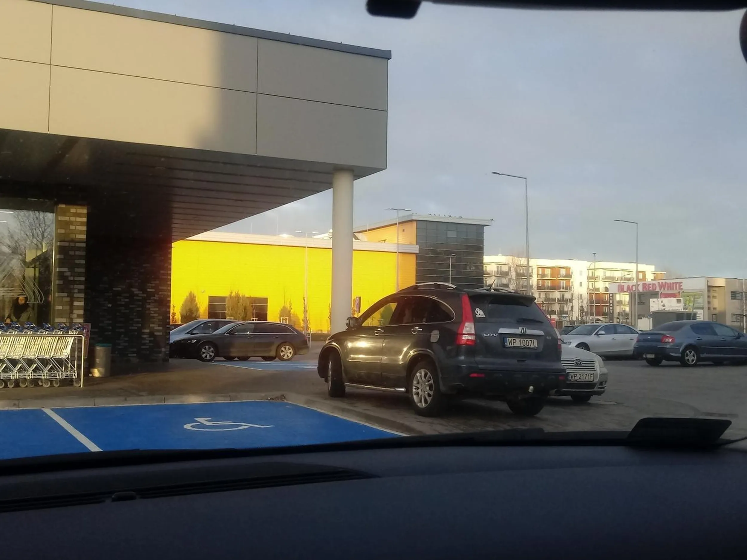 Jak by mógł to wjechał by samochodem do sklepu. Miejsca parkingowe oddalone o 30m są zbyt daleko