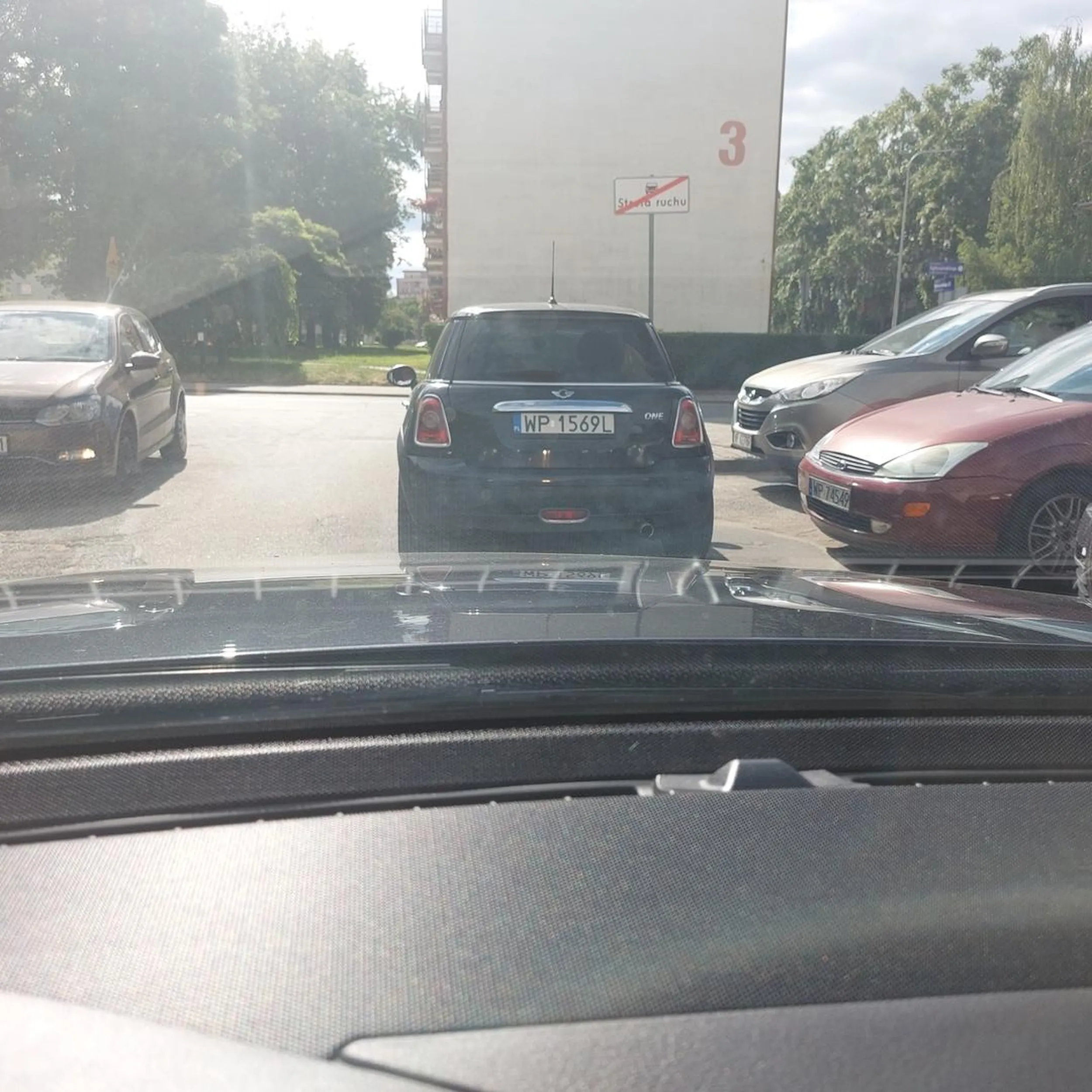 Dziad wyjeżdżając z parkingu twierdzi, że ma pierszenstwo bo wykonuje manewr w którym ma ograniczoną widoczność. Drze się na pół osiedla serio myslac że wyjeżdżający z parkingu jest królem na ulicy