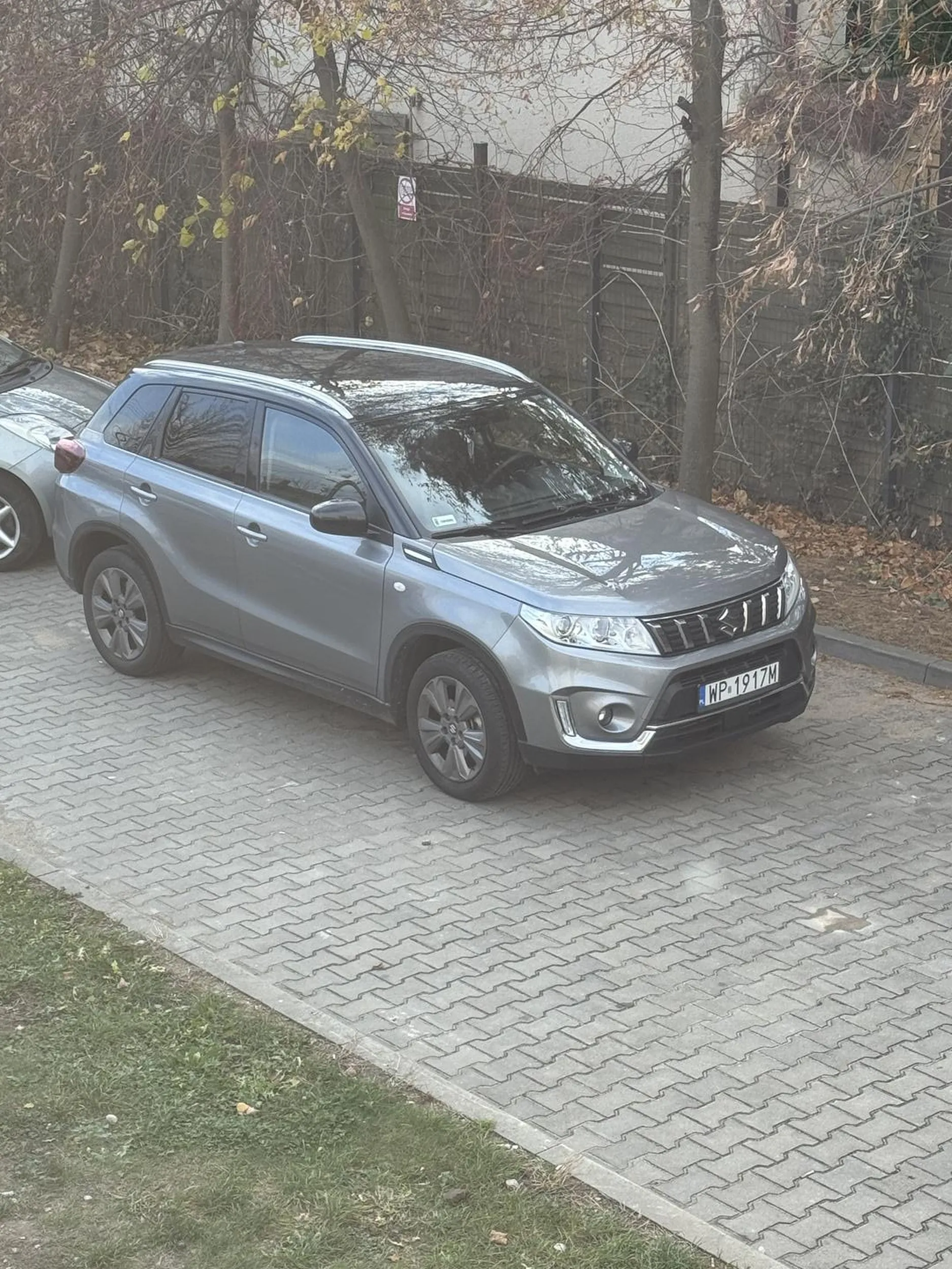 Taryfiarz nie umie parkować. Stoi na drodze prywatnej. Prawo jazdy wygrał w czypsach. Nie pozdrawiam