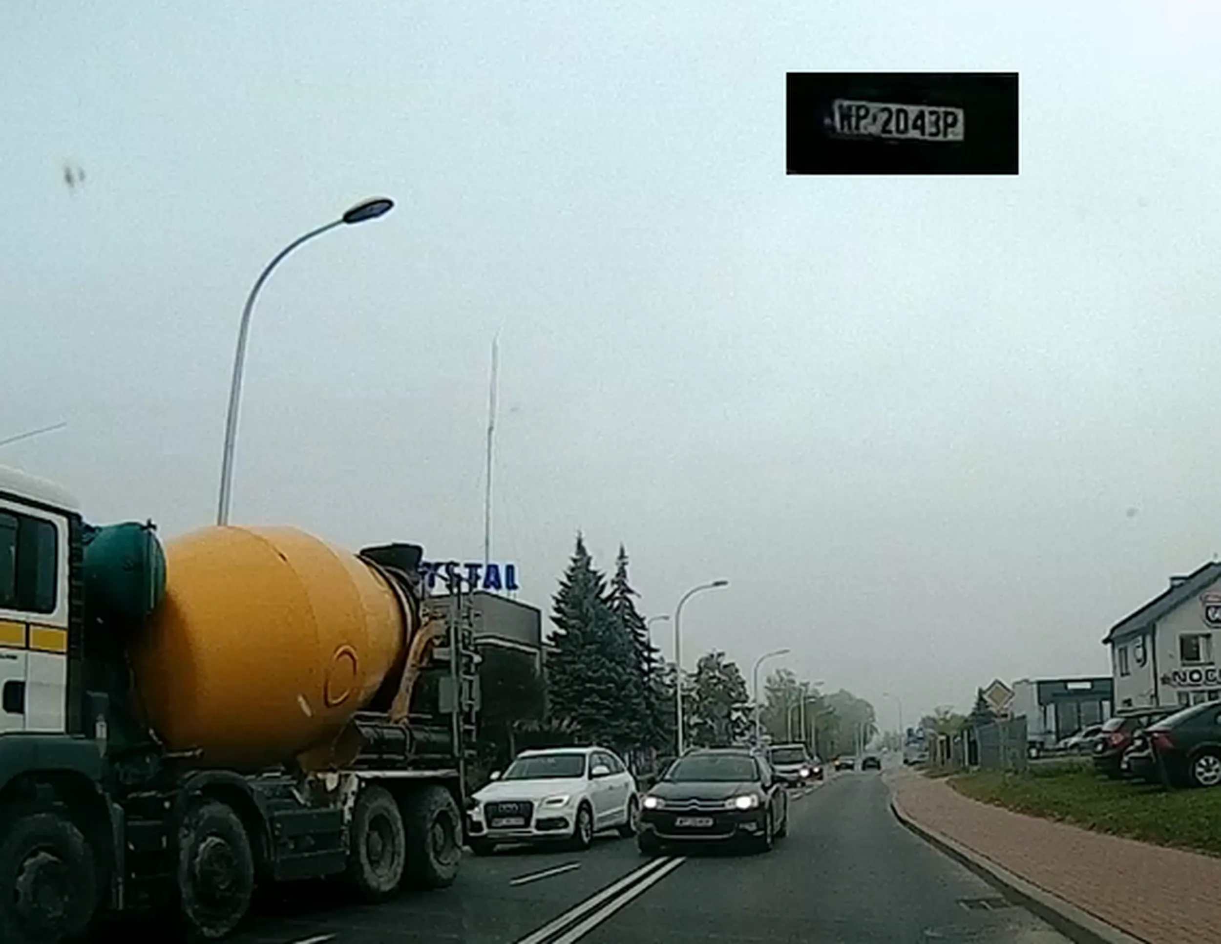 Paniusi się tak spieszyło że musiałem się zatrzymać gdyż postanowiła po angielsku jechać bo za kilkanaście metrów jest pas do skrętu w prawo. Ta podwójna linia ciągła to nie wstążeczki do włosów ani paski lakieru do paznokci.