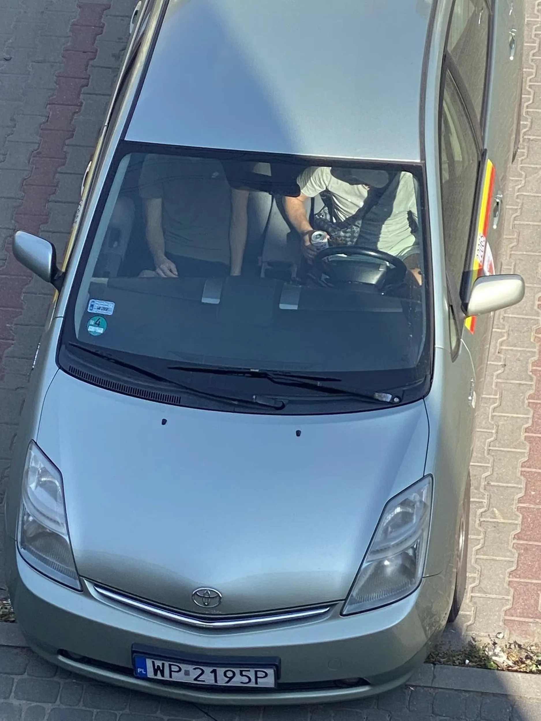 Kierowca pije piwo na odpalonym silniku