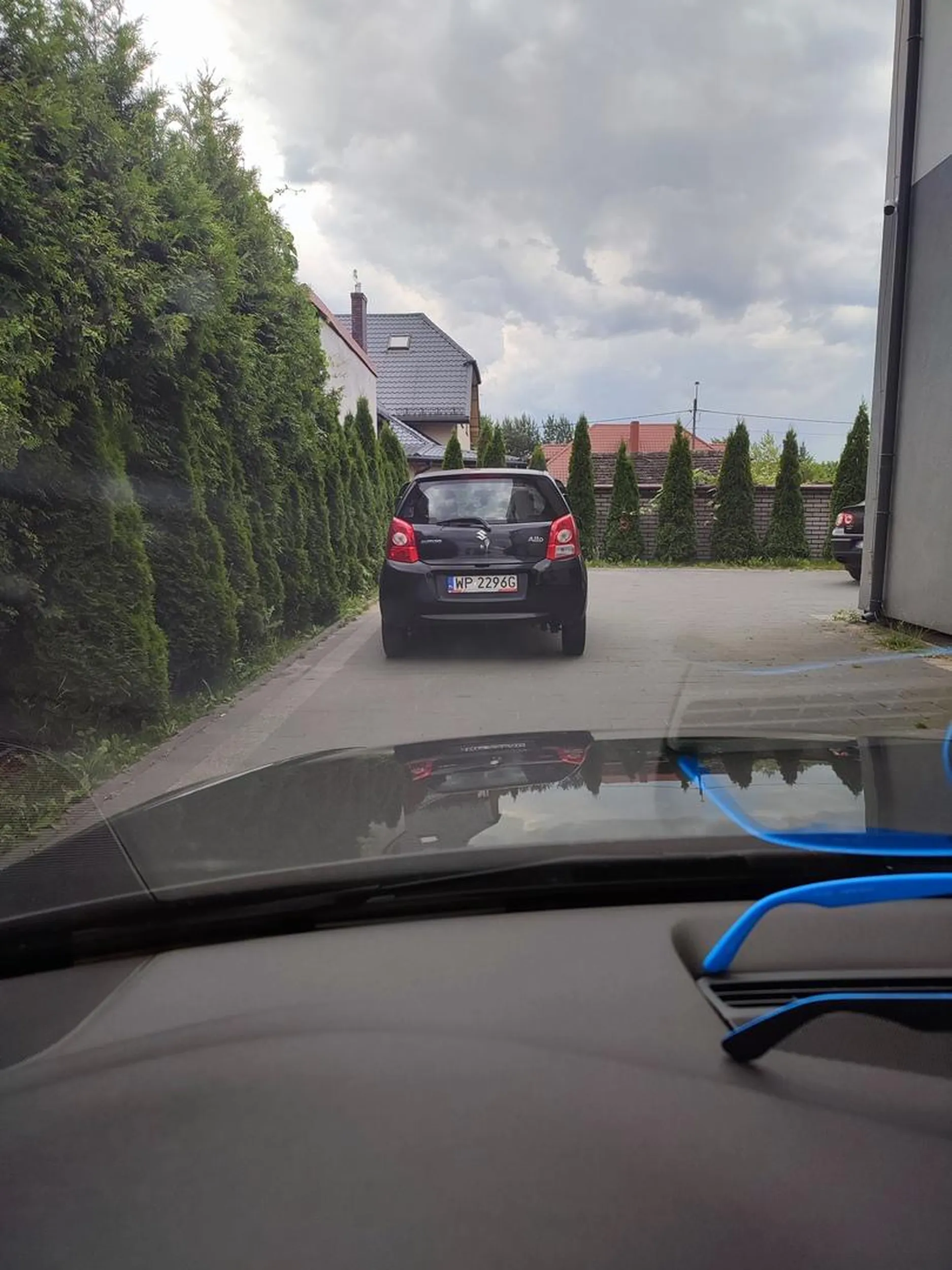 Naucz sie parkować , zadowolona zastawila parking przy restauracji . Szkoda ze nie mialem juz naklejek na szybe za hu..owe parkowanie.