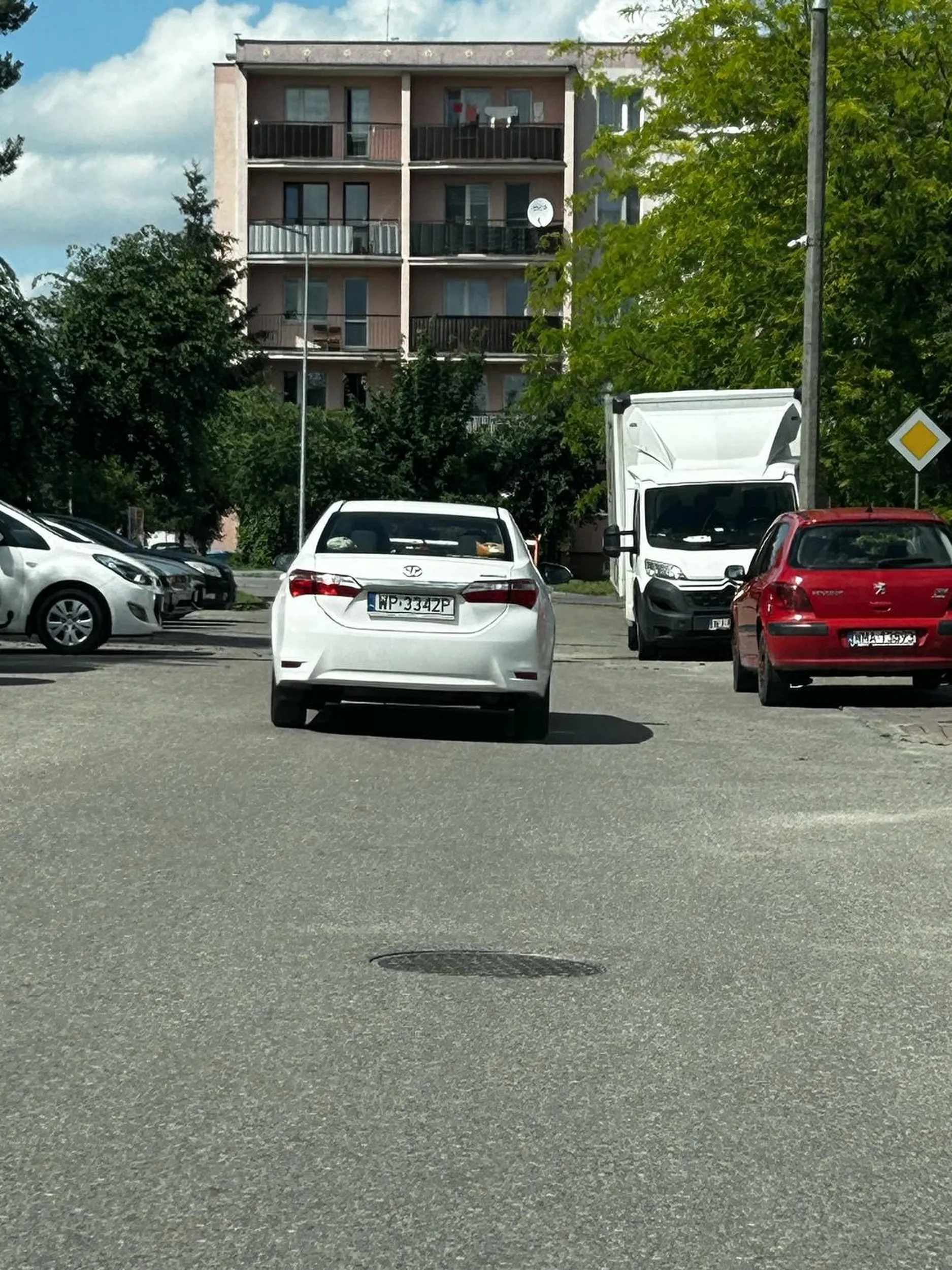 Panią bardzo zabolał fakt, że wyjechalem od mechanika samochodem i w celu sprawdzenia nowo założonych klocków zwolniłem o 10km/h nie gwałtowanie. Następnie Pani mnie wyprzedziła i  gwałtownie hamując mało co nie doprowadziła do kolizji. Pani jechała za mną pół miasta żeby zatrzymać i naubliżaniać mi od małolatów i gówniarzy po czym nastraszyć że zaraz wyjdzie i mi obetrze że tak powiem zacytuje „ryj”. Jakoś tych słów mocno nie poczułem, ale Pani życzę żeby ktoś Panią ostro naprostował. Nie pozdrawiam.