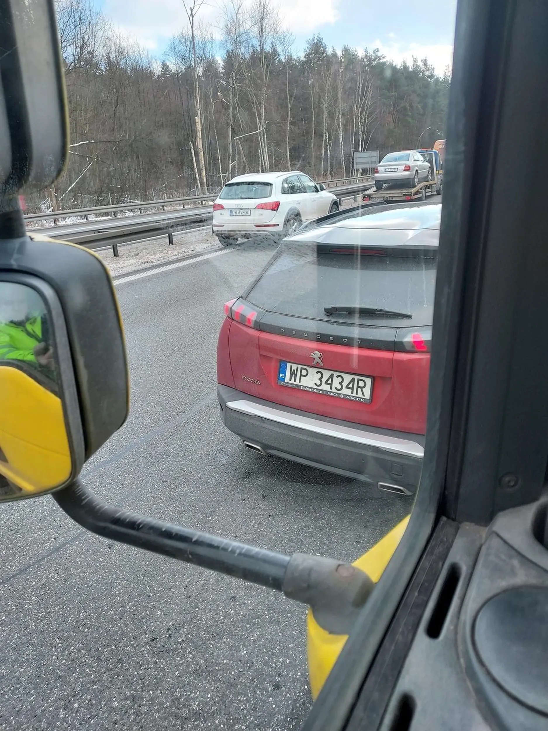 Ciężko mu ruszyć dupę żeby zrobić korytarz bezpieczeństwa???