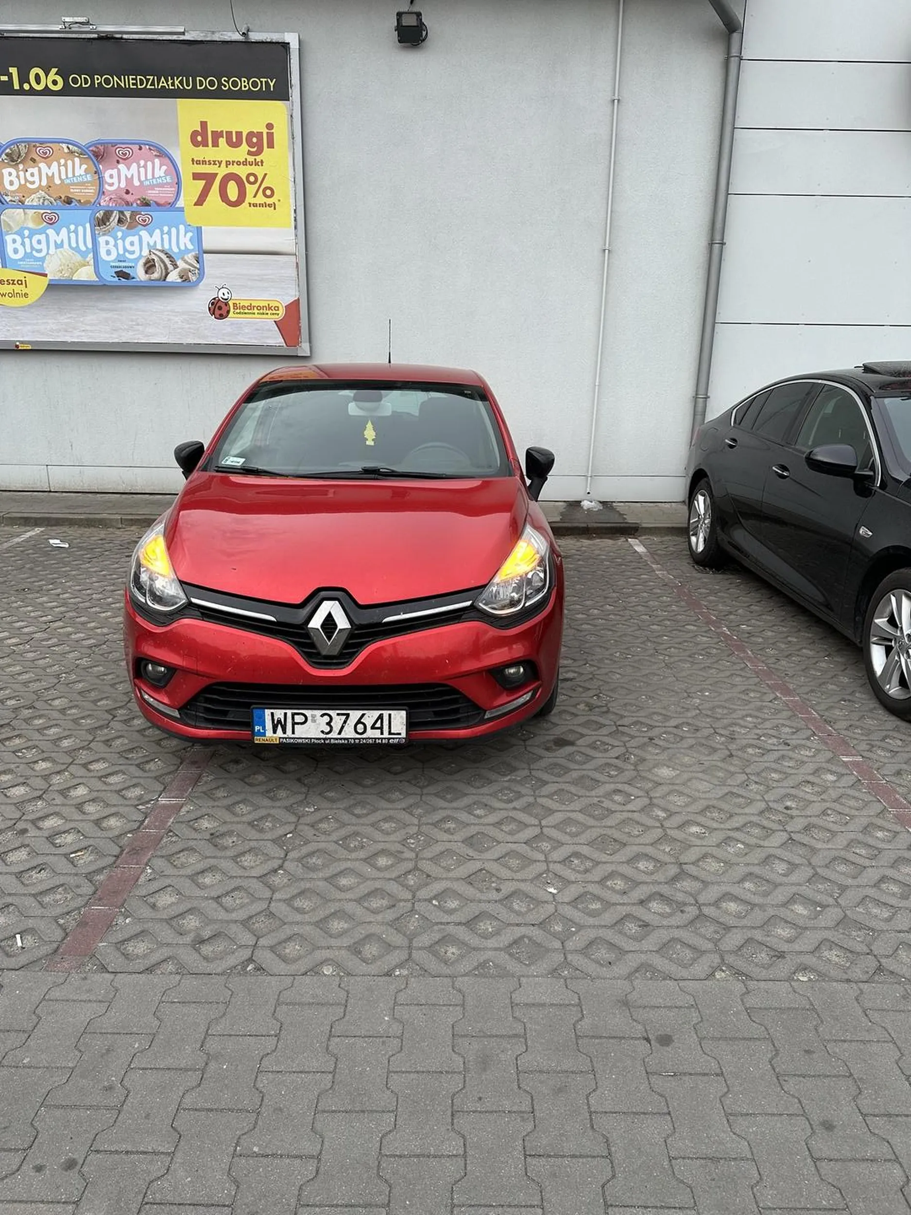 Mysli ze jest sam albo umiejetnosci nie pozwalaja zaparkowac malym renalut na jednym miejscu