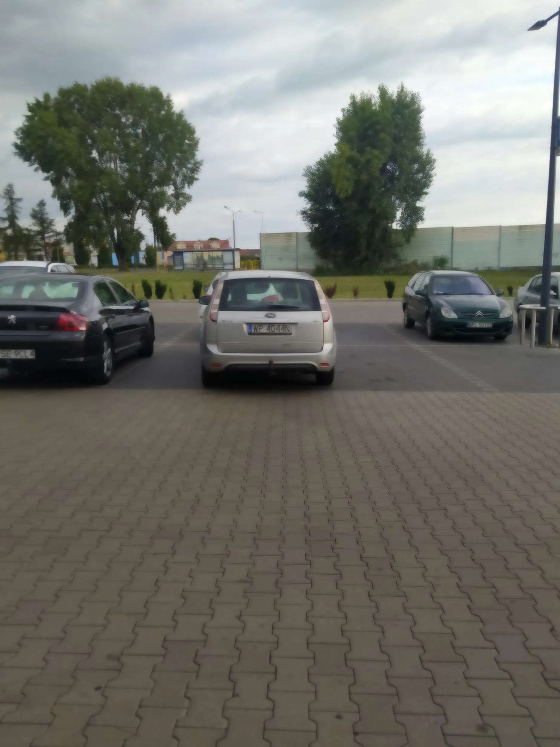 Naucz się parkować głupia blondyno